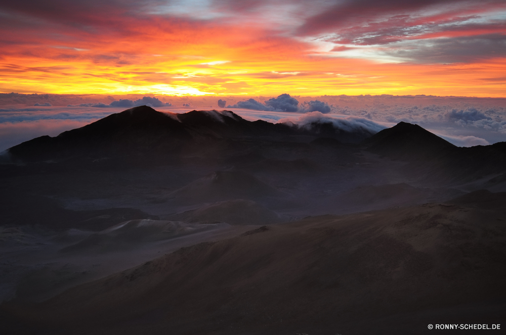 Haleakala National Park Sonne Berg Sterne Sonnenuntergang Landschaft Himmelskörper Himmel Wolken Reisen Wüste Sonnenaufgang Vulkan Berge Horizont Park Hochland im freien Bereich Dämmerung landschaftlich Fels Wolke nationalen Tal Szenerie Hügel Orange natürliche Höhe 'Nabend Sand natürliche Tourismus Morgenröte Sommer Schlucht Baum Spitze im freien Umgebung Wetter Düne Saison Wasser hoch geologische formation Wandern Licht Kontur Schnee bunte Szene Golden gelb Fluss Sonnenlicht Abenteuer Landschaften Entwicklung des ländlichen Erde Meer Nach oben Stein Farbe am Morgen Gipfeltreffen Urlaub Wildnis Land Klippe Sturm Tag Darm-Trakt Ozean Schlucht Eis Bäume Wild Wald außerhalb Klima Boden Winter bewölkt Sonnenschein dunkel friedliche Ruhe Tourist Sonnenuntergang Aushöhlung Geologie Gelände Dämmerung Westen majestätisch Ufer Felsen Feld trocken ruhige Gras Atmosphäre Strand sun mountain star sunset landscape celestial body sky clouds travel desert sunrise volcano mountains horizon park highland outdoor range dusk scenic rock cloud national valley scenery hill orange natural elevation evening sand natural tourism dawn summer canyon tree peak outdoors environment weather dune season water high geological formation hiking light silhouette snow colorful scene golden yellow river sunlight adventure landscapes rural earth sea top stone color morning summit vacation wilderness land cliff storm day tract ocean ravine ice trees wild forest outside climate ground winter cloudy sunshine dark peaceful calm tourist sundown erosion geology terrain twilight west majestic shore rocks field dry tranquil grass atmosphere beach