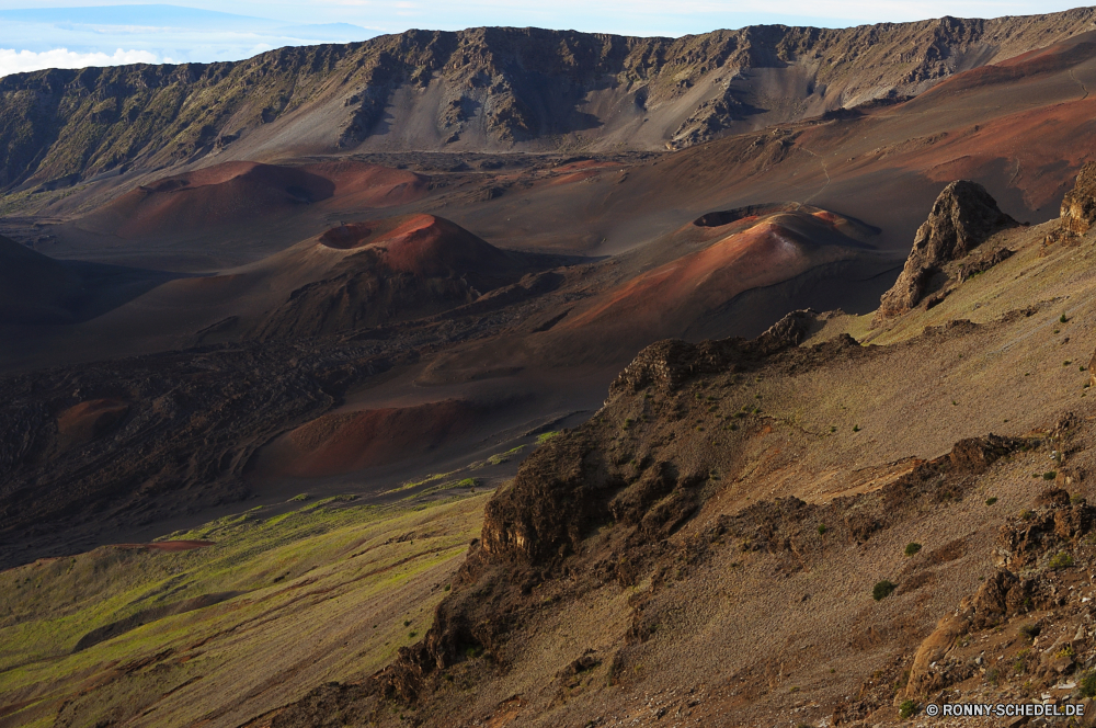 Haleakala National Park Hochland Berg Landschaft Berge Himmel Reisen Wolken Fels Tal Schlucht Tourismus Wüste Park Hügel landschaftlich Vulkan Spitze Felsen nationalen Bereich Gras Schnee Stein Wolke Szenerie Land im freien Fluss Wildnis im freien Sommer hoch Sand trocken bunte Geologie Bäume Urlaub Schlucht Mount Hügel Wandern Umgebung Entwicklung des ländlichen Wald Szene See Straße Klippe Horizont geologische formation übergeben Baum Sonne natürliche Höhe Tourist Spitzen Gipfeltreffen Arid Wasser Grand Bereich Panorama Licht Sonnenuntergang Aushöhlung Gelände Braun Abenteuer bewölkt Landschaften Wild natürliche gelb sonnig natürliche depression Süden Orange Sonnenaufgang Ziel Gletscher Herbst steilen Höhe Wanderung felsigen Landschaften Landschaft fallen Farbe Urlaub highland mountain landscape mountains sky travel clouds rock valley canyon tourism desert park hill scenic volcano peak rocks national range grass snow stone cloud scenery land outdoors river wilderness outdoor summer high sand dry colorful geology trees vacation ravine mount hills hiking environment rural forest scene lake road cliff horizon geological formation pass tree sun natural elevation tourist peaks summit arid water grand area panorama light sunset erosion terrain brown adventure cloudy landscapes wild natural yellow sunny natural depression south orange sunrise destination glacier autumn steep altitude hike rocky scenics countryside fall color holiday