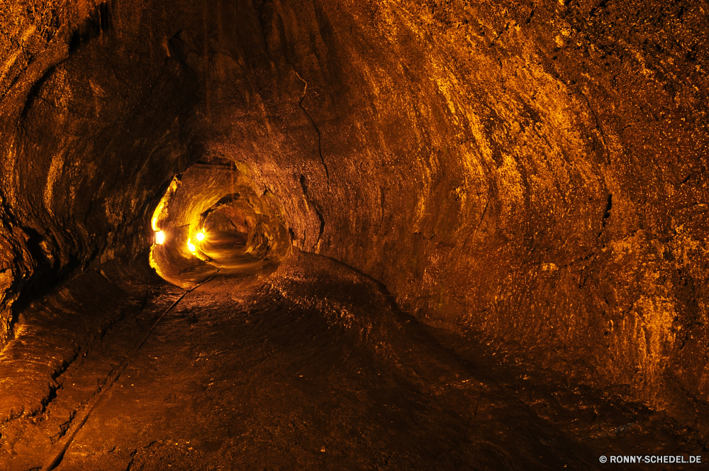 Thurston Lava Tube Loch Höhle geologische formation Textur Fels Kunst alt Muster Licht Gestaltung Erde Braun Stein Reisen Grunge Tapete Farbe Tourismus Sand Geologie landschaftlich Grafik mir Antike Mauer Tunnel gelb dunkel Raum Hintergrund Fantasie Orange Oberfläche bunte texturierte Wasser Fraktal Rau Landschaft Schlucht Felsen Struktur Wirkung Jahrgang Park futuristische u-Bahn schwarz natürliche Windung im Alter von Glühbirne im freien Form Material Bildung Kurve künstlerische Mysterium Wüste Berg Ausgrabung Urlaub nationalen schmutzig Digital Verbindungselement Baum im freien Verwittert nut and bolt Stablampe Sandstein Religion Tal Fluss Papier hole cave geological formation texture rock art old pattern light design earth brown stone travel grunge wallpaper color tourism sand geology scenic graphic mine ancient wall tunnel yellow dark space backdrop fantasy orange surface colorful textured water fractal rough landscape canyon rocks structure effect vintage park futuristic underground black natural swirl aged light bulb outdoors shape material formation curve artistic mystery desert mountain excavation vacation national dirty digital fastener tree outdoor weathered nut and bolt electric lamp sandstone religion valley river paper