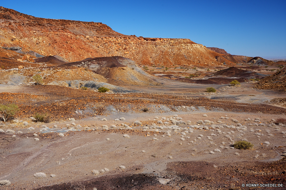 Damaraland Wüste Sand Landschaft Berg Fels Hochland Himmel Reisen Schlucht trocken Stein Berge Park Land Hügel Wildnis Tal Tourismus geologische formation nationalen Arid Erde landschaftlich Boden Sandstein Krater Geologie Klippe im freien natürliche depression Umgebung Felsen Sommer im freien Wolke niemand Bereich Gelände natürliche Horizont Wolken Szene Darm-Trakt Straße Szenerie Düne Wärme Hügel Spitze Extreme Braun Aushöhlung heiß Schmutz Klima Reise Vulkan Wild Becken Boden Steppe Landschaften Urlaub Bereich Aufstieg Dürre gelb entfernten Tag Fluss Orange karge Steigung Reiner Abenteuer Reise bunte Grat Naher Osten Sonne geologische Entwicklung des ländlichen Südwesten Bildung Toten Wasser leere Panorama Steine Schlucht Sonnenaufgang Ziel Denkmal Frühling Gefahr Wahrzeichen Schnee Meer Staub Antike felsigen Einsamkeit Osten Ökologie Urlaub Geschichte Sonnenlicht desert sand landscape mountain rock highland sky travel canyon dry stone mountains park land hill wilderness valley tourism geological formation national arid earth scenic soil sandstone crater geology cliff outdoor natural depression environment rocks summer outdoors cloud nobody range terrain natural horizon clouds scene tract road scenery dune heat hills peak extreme brown erosion hot dirt climate journey volcano wild basin ground steppe scenics vacation area ascent drought yellow remote day river orange barren slope plain adventure trip colorful ridge middle east sun geological rural southwest formation dead water empty panorama stones ravine sunrise destination monument spring danger landmark snow sea dust ancient rocky solitude east ecology holiday history sunlight