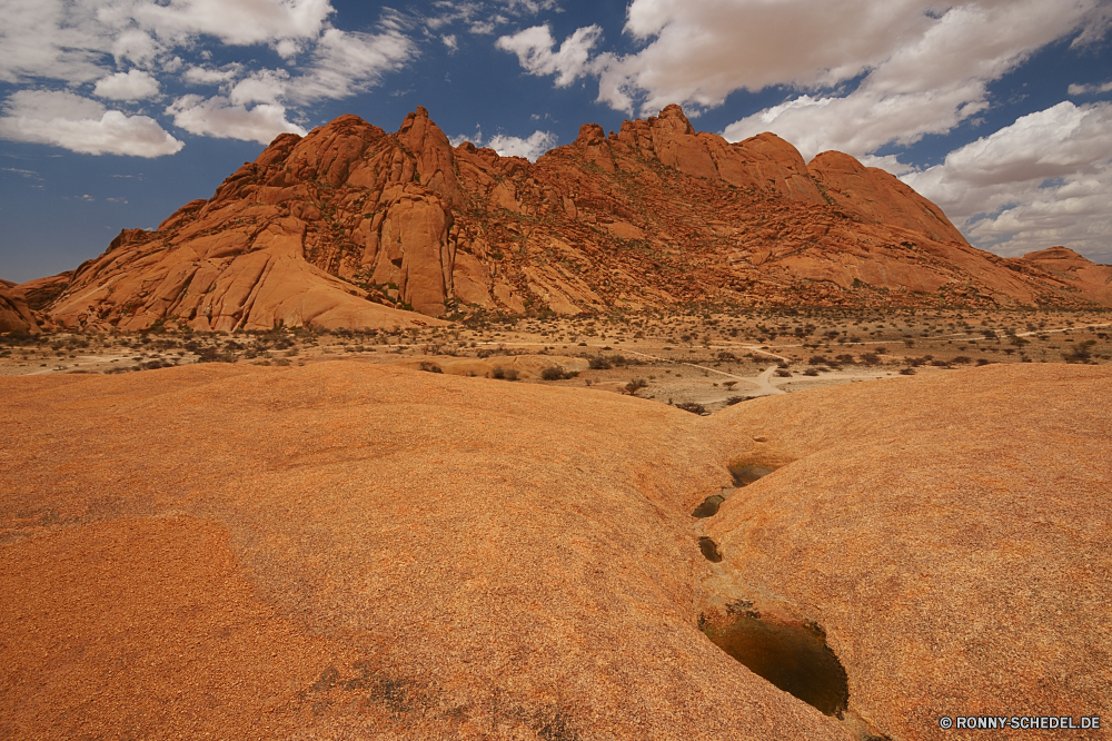 Spitzkoppe Sand Boden Wüste Erde Düne Landschaft Berg Reisen Fels Himmel trocken Schlucht Park Berge Tal Tourismus Stein landschaftlich im freien Arid Wärme nationalen Hügel Land im freien Felsen Geologie Wildnis Wolken Bereich Sommer Hochland Sandstein heiß natürliche Spitze Szenerie Abenteuer gelb Orange Sonne Gelände Wahrzeichen Horizont Klippe Wolke Aushöhlung Landschaften Bereich Wild Dürre Straße Urlaub Klima Reise Denkmal Tag niemand karge Westen Szene Braun Osten Tourist Bildung sonnig Umgebung Mesa geologische Vulkan Antike leere ruhige Geschichte Sonnenlicht Wasser Land Naher Osten Urlaub bunte Südwesten Wanderung Hügel Darm-Trakt majestätisch einsam außerhalb Wandern Mitte Extreme Panorama Steine Reise Entwicklung des ländlichen Meer sand soil desert earth dune landscape mountain travel rock sky dry canyon park mountains valley tourism stone scenic outdoors arid heat national hill land outdoor rocks geology wilderness clouds range summer highland sandstone hot natural peak scenery adventure yellow orange sun terrain landmark horizon cliff cloud erosion scenics area wild drought road vacation climate journey monument day nobody barren west scene brown east tourist formation sunny environment mesa geological volcano ancient empty tranquil history sunlight water country middle east holiday colorful southwest hike hills tract majestic lonely outside hiking middle extreme panorama stones trip rural sea