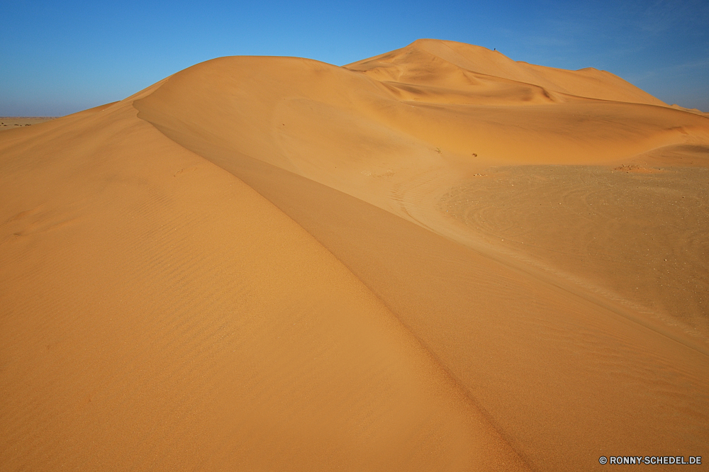 Dune 7 Düne Sand Wüste Landschaft trocken Dünen Boden Reisen Abenteuer Sonne Erde Wärme heiß Himmel Sommer sandigen Marokko Hügel im freien Orange Horizont Arid Schatten Exploration Darm-Trakt ERG Sanddüne Maroc Dürre Tourismus gelb Sonnenlicht Safari Panorama sonnig Szenerie landschaftlich Einsamkeit Land Reise Gelände im freien Verwurzelung Durst Rau Extreme Panorama unwirtlichen einsam welligkeit Wildnis Umgebung erschöpft Welle Wolken niemand Einsamkeit Landschaft schmirgeln Sie Hügel rötlich wolkenlosen Explorer Straße Land Landschaften Muster schwül Sonnenuntergang Trophäe karge Kamel Szene außerhalb warm Urlaub Grat Wolke leere Textur Auto friedliche ruhige natürliche Berg Wüsten Drucke klar Landschaften Wellen Tal Bereich Richtung Pfad Reise bewölkt Sonnenschein Berge Licht Freiheit Tourist dune sand desert landscape dry dunes soil travel adventure sun earth heat hot sky summer sandy morocco hill outdoor orange horizon arid shadow exploration tract erg sand dune hummock drought tourism yellow sunlight safari panoramic sunny scenery scenic loneliness land journey terrain outdoors desolate thirst rough extreme panorama inhospitable lonely ripple wilderness environment exhausted wave clouds nobody solitude countryside sand hill reddish cloudless explorer road country scenics pattern sultriness sunset trophy barren camel scene outside warm vacation ridge cloud empty texture car peaceful tranquil natural mountain deserts prints clear landscapes ripples valley area direction path trip cloudy sunshine mountains light freedom tourist