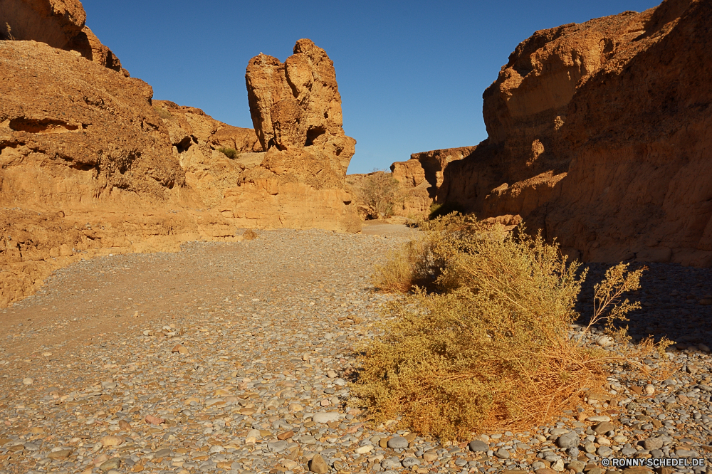 Sesriem Canyon Fels Wüste Landschaft Schlucht Berg Reisen Stein Park Sand Himmel Klippe Knoll Tourismus Sandstein nationalen Grab Berge Tal Wildnis trocken natürliche Geologie landschaftlich Aushöhlung Bildung Felsen Backstein Hügel im freien Wahrzeichen Land Arid im freien Tourist Baumaterial Amaranth Urlaub Südwesten Bereich Sommer Denkmal Pflanze Szenerie Antike Wärme Landschaften Orange Struktur Bereich Schlucht reservieren Geschichte Lineal Umgebung Festung Abenteuer Reise Kraut alt Megalith heiß Formationen geologische Turm Gelände Westen Farbe Sonne geologische formation Tag Baum Butte Mesa Dürre Bögen vascular plant westliche felsigen Spitze Land Cliff-Wohnung Szene Ziel Wolken karge Klippen Braun Entwicklung des ländlichen Gedenkstätte Wild Wohnung Panorama Klima Reise Kaktus Sonnenlicht Wasser bunte Ehrfurcht Touristische Abfälle niemand Grand Hügel Wolke in der Nähe Extreme Schmutz Steine Schloss historische Süden Osten Platz gelb Gebäude Boden Fluss Erde Architektur klar rock desert landscape canyon mountain travel stone park sand sky cliff knoll tourism sandstone national grave mountains valley wilderness dry natural geology scenic erosion formation rocks brick hill outdoors landmark land arid outdoor tourist building material amaranth vacation southwest area summer monument plant scenery ancient heat scenics orange structure range ravine reserve history ruler environment fortress adventure journey herb old megalith hot formations geological tower terrain west color sun geological formation day tree butte mesa drought arches vascular plant western rocky peak country cliff dwelling scene destination clouds barren cliffs brown rural memorial wild dwelling panorama climate trip cactus sunlight water colorful awe touristic waste nobody grand hills cloud near extreme dirt stones castle historical south east place yellow building soil river earth architecture clear