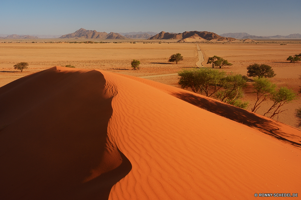 Elim Dune Düne Sand Wüste Landschaft Himmel Dünen trocken Reisen Hügel Boden Sommer Sonne Berg im freien landschaftlich heiß Horizont Wärme Wolken Abenteuer Szenerie Erde Tourismus Orange Arid Berge sandigen Marokko im freien Gelände natürliche gelb Sonnenlicht Land Fels Tal Sonnenuntergang Extreme Urlaub Schatten Gras Park Insel nationalen Feld Einsamkeit Szene Sonnenaufgang sonnig Wolke außerhalb niemand ERG Straße Dürre Baum Schlucht Panorama Wildnis Reise Ziel Stein Landschaft Umgebung Exploration Pflanze Hügel Safari Strand Panorama Darm-Trakt Tag ruhige Küste Verwurzelung Entwicklung des ländlichen Einsamkeit Land klar Wasser Klima bewölkt Sonnenschein horizontale Herbst Sanddüne Meer Durst Welle einsam ruhig Landschaften welligkeit Muster Ozean See friedliche dune sand desert landscape sky dunes dry travel hill soil summer sun mountain outdoor scenic hot horizon heat clouds adventure scenery earth tourism orange arid mountains sandy morocco outdoors terrain natural yellow sunlight land rock valley sunset extreme vacation shadow grass park island national field solitude scene sunrise sunny cloud outside nobody erg road drought tree canyon panorama wilderness journey destination stone countryside environment exploration plant hills safari beach panoramic tract day tranquil coast desolate rural loneliness country clear water climate cloudy sunshine horizontal autumn sand dune sea thirst wave lonely quiet scenics ripple pattern ocean lake peaceful