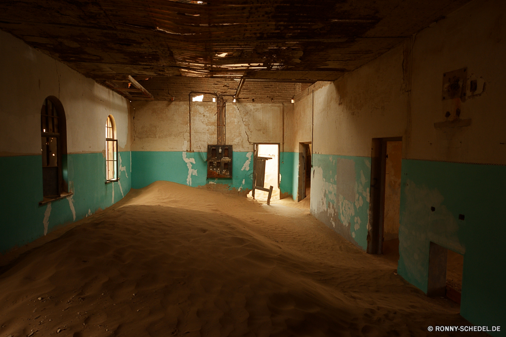 Kolmanskop Untergeschoss Zelle Innenraum Zimmer Haus Startseite Stock Architektur Möbel Innenseite Tabelle Gebäude moderne Stuhl Gestaltung Leben Fenster Mauer Luxus Holz Immobilien Dekor Lagerhaus Sofa Lampe Licht Neu Halle Bau Wohn Innenaufnahme Indoor Teppich Wohnung Real Decke Korridor Residenz Schlafzimmer Dekoration Stil Stein Tür Sofa leere alt Hartholz Sitz aus Holz komfortable Hotel Raum 3D Struktur Durchgang Glas Entspannen Sie sich Reinigen Parkett Kamin gehobene Flur Büro Wohnzimmer Eingang elegante niemand Leder Stadt Reflexion Stahl Möbel Bett architektonische Industrie Dekorieren Spiegel Bereich Geschäft basement cell interior room house home floor architecture furniture inside table building modern chair design living window wall luxury wood estate decor warehouse sofa lamp light new hall construction residential indoors indoor carpet apartment real ceiling corridor residence bedroom decoration style stone door couch empty old hardwood seat wooden comfortable hotel space 3d structure passage glass relax clean parquet fireplace upscale hallway office living room entrance elegant nobody leather city reflection steel furnishings bed architectural industry decorate mirror area business