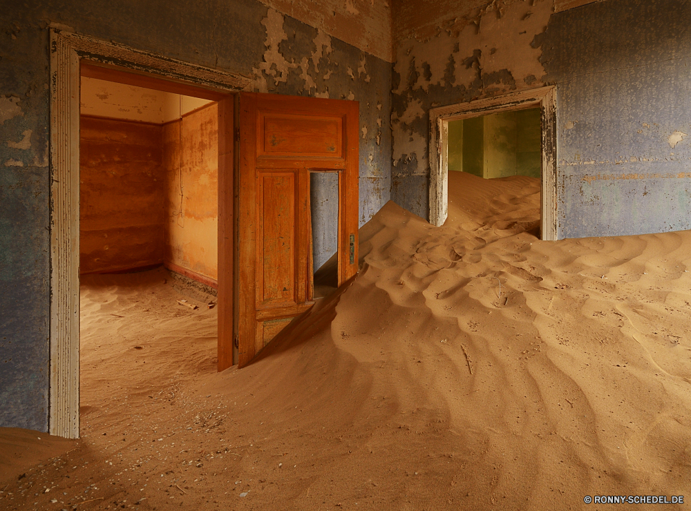 Kolmanskop Untergeschoss Panel Zimmer Innenraum Startseite Haus Möbel Schlafzimmer Mauer Architektur Holz Stock Parkett Dekor Stein Lampe Bett Luxus Gestaltung moderne Innenseite Tabelle Fenster Fels Licht Wüste Reisen Hotel Leben Kissen Schlucht Sand Wohn niemand Gebäude Sofa Reinigen Immobilien Real Antike Möbel Entspannen Sie sich Sandstein Residenz Wohnung Innenaufnahme natürliche Stil Braun Geologie Stuhl Rest Struktur Tourismus Hartholz alt Schlaf Neu Landschaft komfortable Farbe Kamin Bau Eleganz im freien Matratze Nacht gemütlich Dekoration Bereich Teppich leere 3D Höhle Berge Abdeckung warm Indoor Tourist Marmor Teppich Kissen Formationen Decke Wände Sofa Beleuchtung Textur Dekorieren Leder Felsen Muster Park gelb inländische Geschichte Wohnung aus Holz landschaftlich basement panel room interior home house furniture bedroom wall architecture wood floor parquet decor stone lamp bed luxury design modern inside table window rock light desert travel hotel living pillow canyon sand residential nobody building sofa clean estate real ancient furnishings relax sandstone residence apartment indoors natural style brown geology chair rest structure tourism hardwood old sleep new landscape comfortable color fireplace construction elegance outdoors mattress night cozy decoration area carpet empty 3d cave mountains cover warm indoor tourist marble rug pillows formations ceiling walls couch lighting texture decorate leather rocks pattern park yellow domestic history dwelling wooden scenic