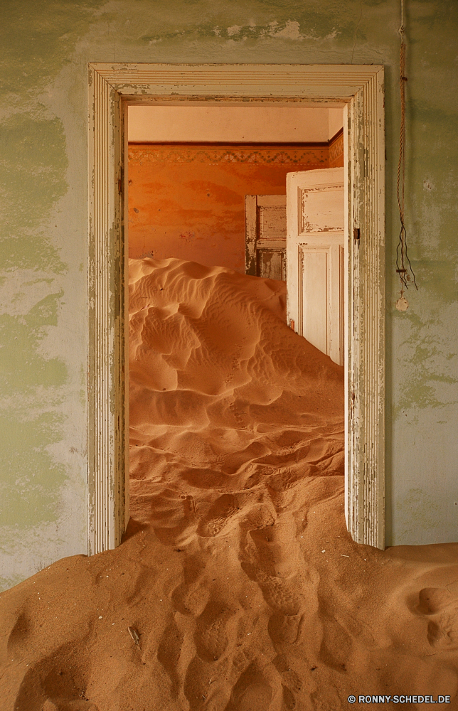 Kolmanskop Zimmer Türrahmen strukturelle Mitglied alt Bad Innenraum Startseite aufrecht Unterstützung Haus Mauer Textur Tür Möbel Gestaltung Grunge Architektur Braun Luxus Gerät Antike Vorhang Holz Möblierung Fenster Rau Fensterbrett Duschvorhang Dekoration Innenaufnahme Antik Gebäude Reinigen Jahrgang Dekor Oberfläche rostige Bad Metall moderne im Alter von schmutzig Dusche texturierte Grunge Licht malen Retro Material Detail Stil Rost Muster Zelle Stock Innenseite Frame Papier Kunst aus Holz Hotel leere Verwittert Kultur Schiebetür Reisen Entspannen Sie sich Eisen Kleiderschrank WC Schlafzimmer Wasser Fliese Blind Farbe Stein zeitgenössische eine Schutzüberzug Indoor Geschichte Stahl room jamb structural member old bathroom interior home upright support house wall texture door furniture design grunge architecture brown luxury device ancient curtain wood furnishing window rough sill shower curtain decoration indoors antique building clean vintage decor surface rusty bath metal modern aged dirty shower textured grungy light paint retro material detail style rust pattern cell floor inside frame paper art wooden hotel empty weathered culture sliding door travel relax iron wardrobe toilet bedroom water tile blind color stone contemporary one protective covering indoor history steel