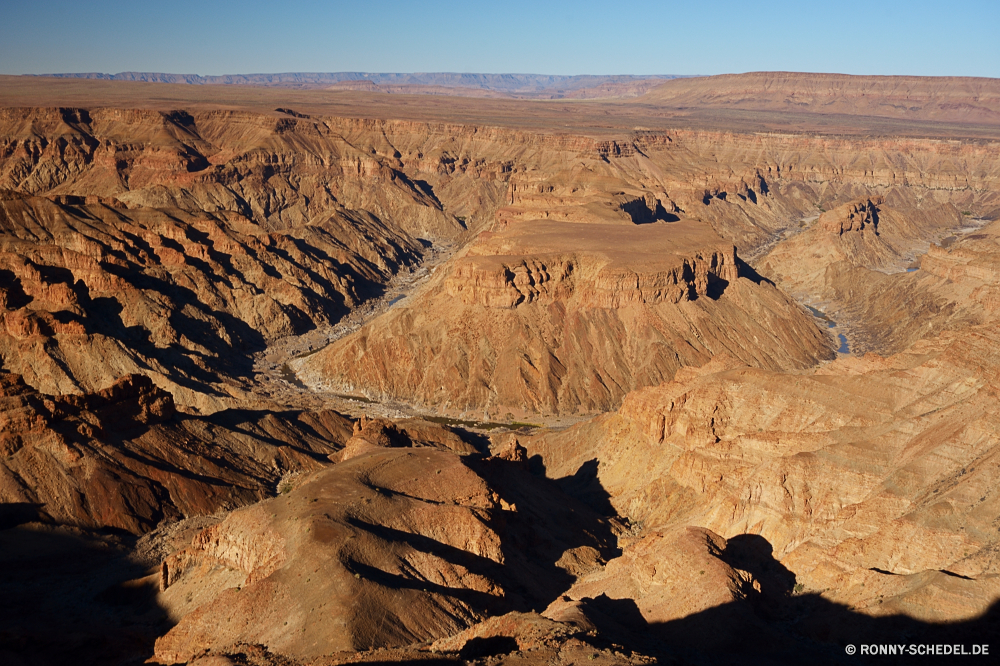 Fish River Canyon Schlucht Wüste Düne Landschaft Sand Tal Berg Fels Schlucht Himmel Berge Reisen trocken Park Stein nationalen Hügel natürliche depression Land Wildnis Arid Geologie Bereich Tourismus landschaftlich Boden im freien Felsen Aushöhlung Wärme Spitze Sandstein Erde Szenerie Gelände Horizont Wolken Bildung niemand Wolke natürliche Darm-Trakt Klima Sommer im freien Klippe Hügel geologische formation Landschaften Bereich Tag Orange heiß Extreme Krater Wild Hochland gelb Umgebung Urlaub Reise Szene Toten Sonne Schmutz Steine leere Braun Osten Straße karge Dürre geologische Südwesten felsigen Antike Meer Sonnenlicht Entwicklung des ländlichen Westen majestätisch entfernten hoch Abenteuer Grat Geschichte bunte Klippen Staub Farbe Mitte Panorama Boden Sonnenaufgang Denkmal Wasser Ökologie See ruhige Wahrzeichen Fluss Land klar canyon desert dune landscape sand valley mountain rock ravine sky mountains travel dry park stone national hill natural depression land wilderness arid geology range tourism scenic soil outdoors rocks erosion heat peak sandstone earth scenery terrain horizon clouds formation nobody cloud natural tract climate summer outdoor cliff hills geological formation scenics area day orange hot extreme crater wild highland yellow environment vacation journey scene dead sun dirt stones empty brown east road barren drought geological southwest rocky ancient sea sunlight rural west majestic remote high adventure ridge history colorful cliffs dust color middle panorama ground sunrise monument water ecology lake tranquil landmark river country clear