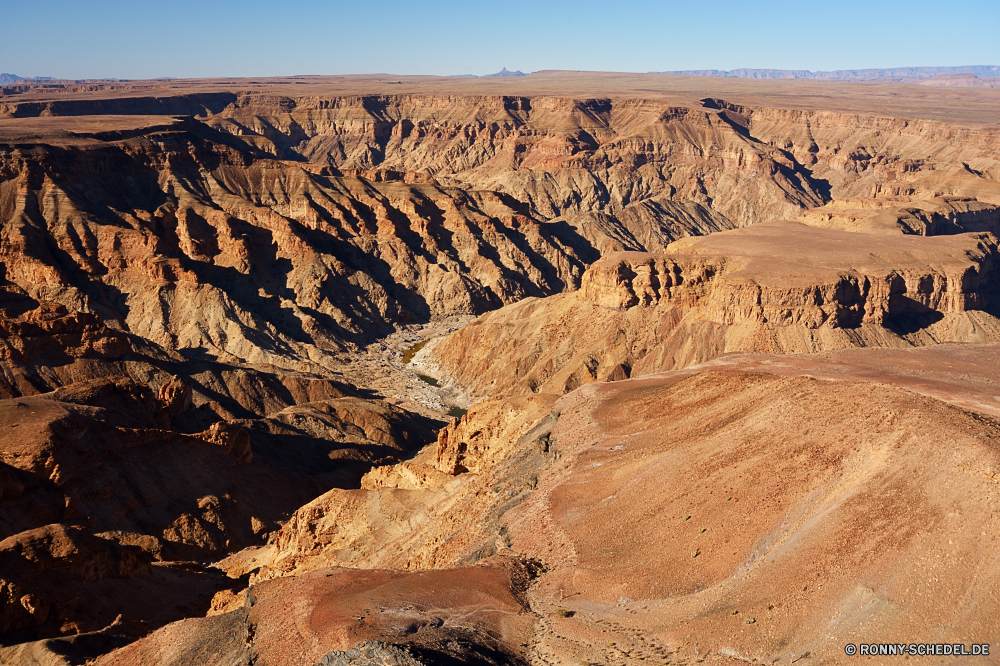 Fish River Canyon Schlucht natürliche depression Krater Tal Wüste geologische formation Schlucht Landschaft Fels Berg Sand Berge Reisen Himmel Park nationalen Klippe Stein trocken Wildnis Tourismus Hügel im freien landschaftlich Sandstein Felsen Aushöhlung Arid Geologie Wolke Szenerie Urlaub Bildung Land Fluss Landschaften Horizont Bereich natürliche Orange Sommer Boden im freien Spitze Wolken Bereich niemand Gelände majestätisch Wärme gelb Tag Umgebung Klima Szene Sonne Abenteuer Erde Südwesten Licht Wasser Grand Hügel Extreme Sonnenaufgang heiß bunte Straße geologische Klippen Düne felsigen Westen Wild Braun hoch Reise Grat Tourist Sonnenlicht karge Formationen Toten Aussicht entfernten Wandern Steine Reise Osten Naher Osten Nationalpark Farbe Antike sonnig Panorama ruhige Wahrzeichen Schnee Meer Herbst klar canyon natural depression crater valley desert geological formation ravine landscape rock mountain sand mountains travel sky park national cliff stone dry wilderness tourism hill outdoors scenic sandstone rocks erosion arid geology cloud scenery vacation formation land river scenics horizon range natural orange summer soil outdoor peak clouds area nobody terrain majestic heat yellow day environment climate scene sun adventure earth southwest light water grand hills extreme sunrise hot colorful road geological cliffs dune rocky west wild brown high journey ridge tourist sunlight barren formations dead vista remote hiking stones trip east middle east national park color ancient sunny panoramic tranquil landmark snow sea autumn clear