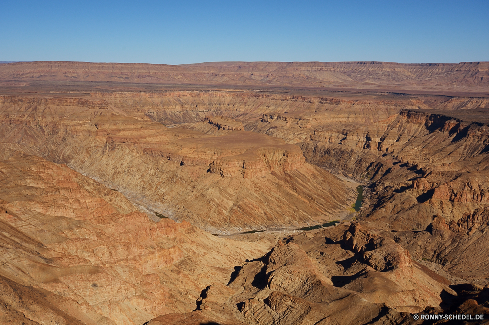 Fish River Canyon Schlucht Krater natürliche depression Wüste Landschaft Tal geologische formation Berg Fels Schlucht Reisen Berge Sand Park Himmel trocken Stein nationalen im freien Klippe landschaftlich Sandstein Hügel Wildnis Arid Tourismus Land Aushöhlung Felsen Geologie Düne im freien Darm-Trakt Bildung Bereich Straße Steppe Wärme niemand Orange Szenerie Sommer natürliche Bereich Tag Klima Urlaub Wild Wolke Reiner Gelände Hügel Westen Umgebung Reise Südwesten Horizont Spitze Extreme Landschaften Abenteuer Braun Denkmal Fluss Klippen Sonnenlicht in der Nähe Schmutz Erde Wolken heiß Tourist karge Dürre Formationen Sonne geologische Toten majestätisch entfernten Wandern gelb sonnig Grat Entwicklung des ländlichen Naher Osten Mesa Staub Szene Antike Grand felsigen Reise Pflanze Sonnenaufgang Landschaft bunte Land canyon crater natural depression desert landscape valley geological formation mountain rock ravine travel mountains sand park sky dry stone national outdoors cliff scenic sandstone hill wilderness arid tourism land erosion rocks geology dune outdoor tract formation range road steppe heat nobody orange scenery summer natural area day climate vacation wild cloud plain terrain hills west environment journey southwest horizon peak extreme scenics adventure brown monument river cliffs sunlight near dirt earth clouds hot tourist barren drought formations sun geological dead majestic remote hiking yellow sunny ridge rural middle east mesa dust scene ancient grand rocky trip plant sunrise countryside colorful country