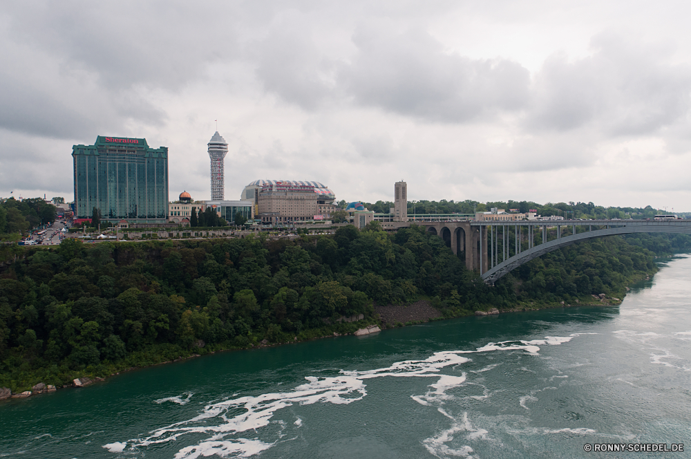 Niagara Falls Bogenbrücke aus Stahl Brücke Struktur Anlegestelle Stadt Fluss Himmel Architektur Wasser Hängebrücke Unterstützung Reisen Skyline Urban Gebäude Gebäude Landschaft Gerät Stadtansicht Meer Innenstadt Küste Ozean Sommer Wahrzeichen Tourismus landschaftlich Wolken Turm Urlaub Wolke Wolkenkratzer Stadt Hafen Strand Tourist Küste Wolkenkratzer Sonnenuntergang Panorama Szene Büro Landkreis Bucht Hauptstadt moderne Tag Sonne sonnig Osten Ufer Park Straße am Wasser Nacht Reflexion Geschäft Sand Panorama Zentrum Bau Urlaub Boot Metropolitan Hotel Dämmerung Baum berühmte Neu Berg klar Metropole Morgenröte Pazifik England Haus bewölkt Wellen aussenansicht Straße historischen Insel See Szenerie finanzielle steel arch bridge bridge structure pier city river sky architecture water suspension bridge support travel skyline urban buildings building landscape device cityscape sea downtown coast ocean summer landmark tourism scenic clouds tower vacation cloud skyscraper town harbor beach tourist coastline skyscrapers sunset panorama scene office district bay capital modern day sun sunny east shore park road waterfront night reflection business sand panoramic center construction holiday boat metropolitan hotel dusk tree famous new mountain clear metropolis dawn pacific england house cloudy waves exterior street historic island lake scenery financial