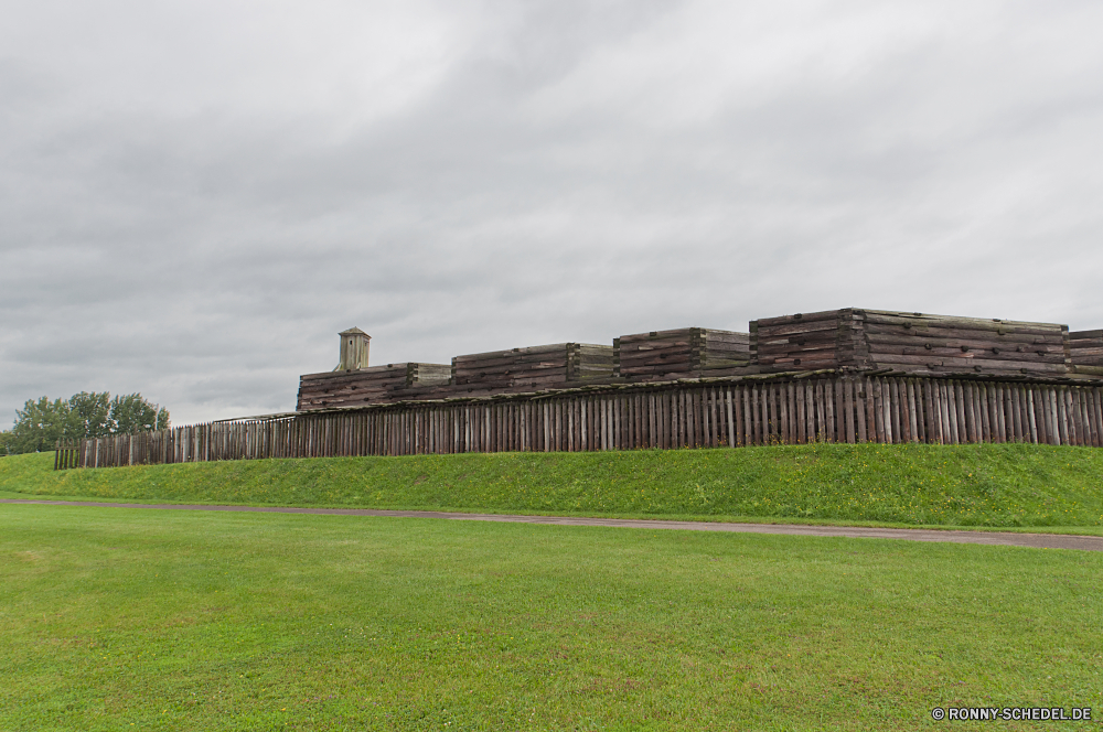 Fort Stanwix National Monument Gras Himmel Landschaft Feld Sommer Bauernhof Entwicklung des ländlichen Gebäude Struktur Land Baum Wolken Rasen Landschaft Mauer Szene Wolke Wiese Landwirtschaft Frühling im freien landschaftlich Architektur Kurs Golf Bäume Park Reisen Haus bewölkt Pflanze Zaun Festung Land sonnig im freien Loch Scheune Sonne außerhalb Horizont Weide Hügel historischen Fairway Szenerie Wasser Ringwall Flag Fußball-Stadion Sport Tourismus Umgebung Verein idyllische Reiner Wetter Ranch Geschichte Sonnenlicht alt Ackerland Wolkengebilde Pflanzen Residenz Garten Straße sportliche Anlage klar Landbau Barrier Turm Freizeit friedliche Erholung Spiel Berg Herbst Sand Saison Felder Dorf Gebäude macht Urlaub bunte Kugel grass sky landscape field summer farm rural building structure country tree clouds lawn countryside wall scene cloud meadow agriculture spring outdoor scenic architecture course golf trees park travel house cloudy plant fence fortress land sunny outdoors hole barn sun outside horizon pasture hill historic fairway scenery water rampart flag football stadium sport tourism environment club idyllic plain weather ranch history sunlight old farmland cloudscape plants residence garden road athletic facility clear farming barrier tower leisure peaceful recreation game mountain autumn sand season fields village buildings power vacation colorful ball