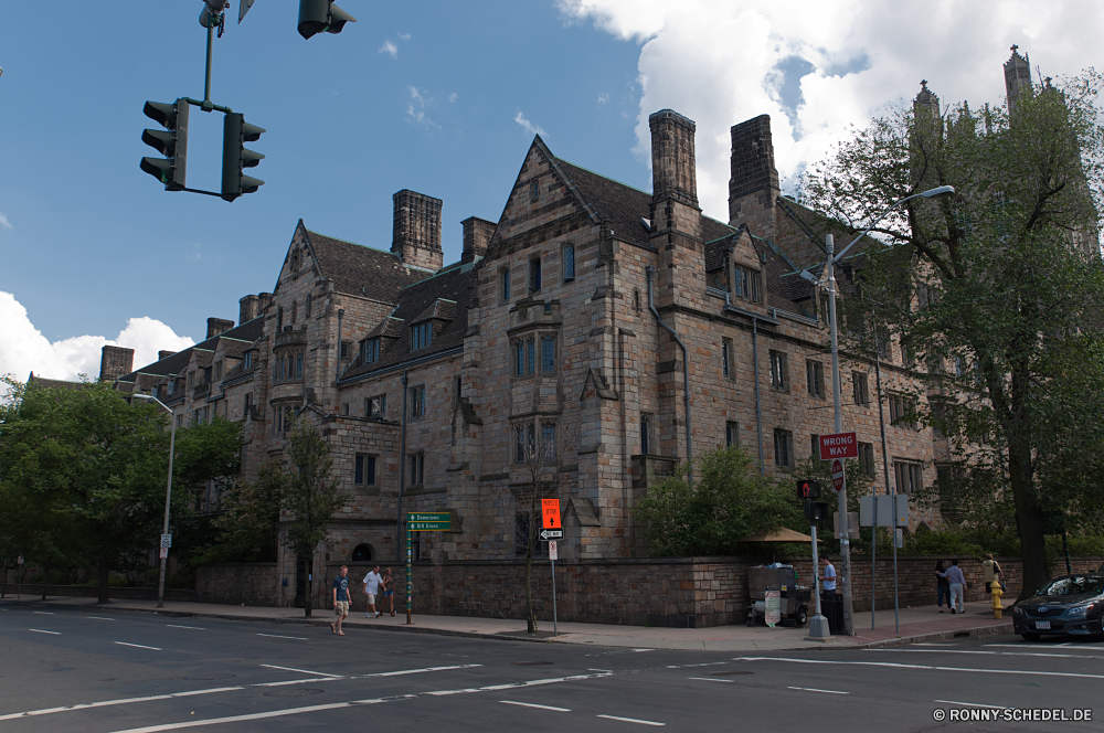 Yale University Universität Architektur Gebäude Stadt Kathedrale alt Palast historischen Schloss Haus Tourismus Kirche Reisen Turm Antike Geschichte Wahrzeichen historische Stadt Himmel Fassade Tourist Religion Backstein Denkmal Straße Struktur Gebäude Stein Hochschule England Urban Fenster mittelalterliche aussenansicht Bau architektonische Startseite Platz gebaut Residenz Mauer Kultur berühmte Häuser Erbe Stil Dach Hauptstadt Zentrum Baum Sommer Fluss Antik Windows sonnig Statue Platz Park Landschaft Bäume Jahrhundert Regierung Befestigung Lampe Flag im Alter von Wohnung university architecture building city cathedral old palace historic castle house tourism church travel tower ancient history landmark historical town sky facade tourist religion brick monument street structure buildings stone college england urban window medieval exterior construction architectural home square built residence wall culture famous houses heritage style roof capital center tree summer river antique windows sunny statue place park landscape trees century government fortification lamp flag aged dwelling