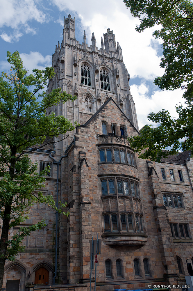 Yale University Universität Kathedrale Architektur Gebäude Kirche Turm alt historischen Wahrzeichen Religion Stadt Tourismus Geschichte Hochschule Stein Reisen historische Himmel Antike England mittelalterliche Struktur Schloss religiöse Haus Stadt Tourist Denkmal Bau Backstein Palast St Fenster Urban Fassade Kirchturm Gottesdienst Uhr Erbe glauben Bogen gebaut Startseite Hauptstadt Kultur aussenansicht groß groß Urlaub Mauer Kapelle Szene Katholische Gebet heilig architektonische Attraktion Gebäude Platz Jahrgang Straße Fluss Bäume Kuppel university cathedral architecture building church tower old historic landmark religion city tourism history college stone travel historical sky ancient england medieval structure castle religious house town tourist monument construction brick palace st window urban facade steeple worship clock heritage faith arch built home capital culture exterior great tall vacation wall chapel scene catholic prayer holy architectural attraction buildings place vintage street river trees dome