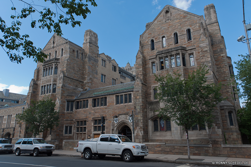 Yale University Universität Architektur Gebäude Stadt alt historischen Straße Haus Turm Geschichte Stadt Hochschule Reisen Tourismus Himmel Kirche Wahrzeichen Urban Backstein historische Schloss Stein Antike Gebäude Denkmal Religion Startseite Windows Dach Geschäftsviertel Fenster Tourist Häuser Fassade Struktur Schule Hauptstadt Palast Kathedrale Platz Bäume England Sommer Platz aussenansicht Bau Mauer berühmte Zentrum moderne Straße architektonische Kultur Baum Landschaft Jahrhundert Holländisch groß Statue Stadtansicht im Alter von Fluss university architecture building city old historic street house tower history town college travel tourism sky church landmark urban brick historical castle stone ancient buildings monument religion home windows roof business district window tourist houses facade structure school capital palace cathedral square trees england summer place exterior construction wall famous center modern road architectural culture tree landscape century dutch great statue cityscape aged river