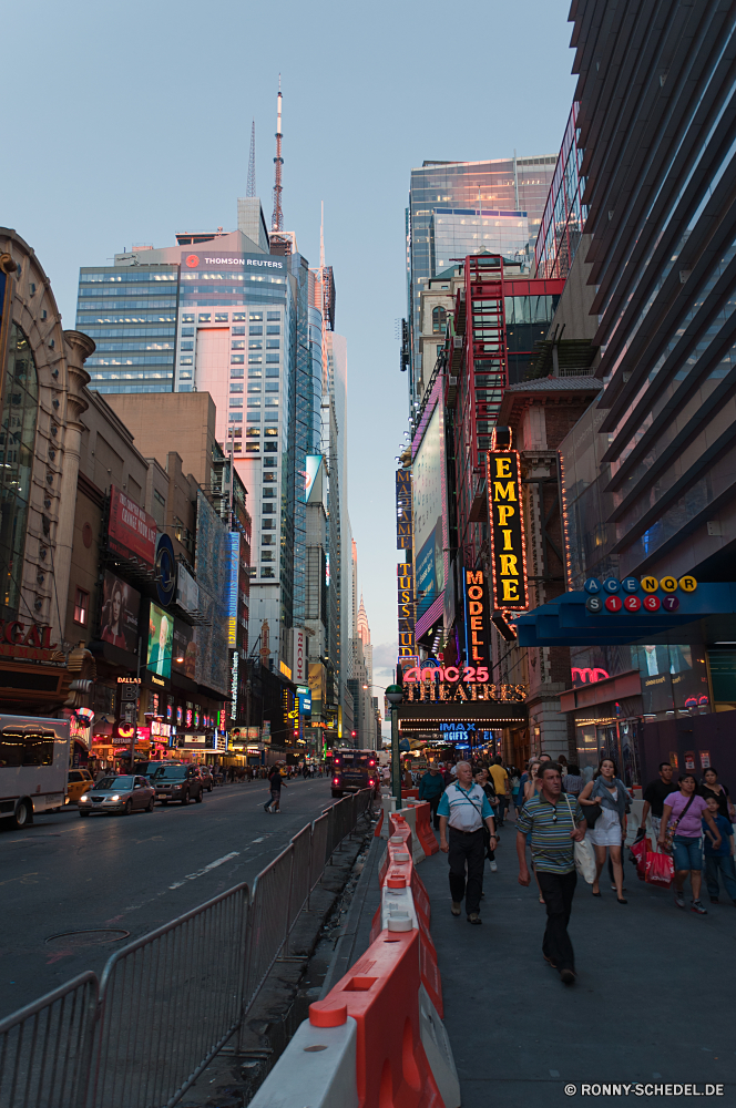 New York City Geschäftsviertel Stadt Architektur Gebäude Nacht Urban Straße Gebäude Reisen Turm Stadtansicht Skyline Tourismus Wolkenkratzer Kreuzung Innenstadt Himmel Wahrzeichen Stadt Brücke Straße Fluss Auto Lichter moderne 'Nabend Fahrerhaus berühmte Wolkenkratzer Szene Dämmerung Zentrum Autos Landkreis Verkehr Tourist Büro alt groß Geschäft Licht Haus finanzielle Hauptstadt Wasser Sonnenuntergang Dämmerung Kfz Reflexion Struktur hoch dunkel landschaftlich Landschaft kommerzielle Flag Neu Windows Denkmal Wolken Finanzen Kirche historischen Antike Attraktion Park aussenansicht Avenue Geschichte Metropolitan Bereich Panorama historische China business district city architecture building night urban street buildings travel tower cityscape skyline tourism skyscraper intersection downtown sky landmark town bridge road river car lights modern evening cab famous skyscrapers scene dusk center cars district traffic tourist office old tall business light house financial capital water sunset twilight motor vehicle reflection structure high dark scenic landscape commercial flag new windows monument clouds finance church historic ancient attraction park exterior avenue history metropolitan area panorama historical china