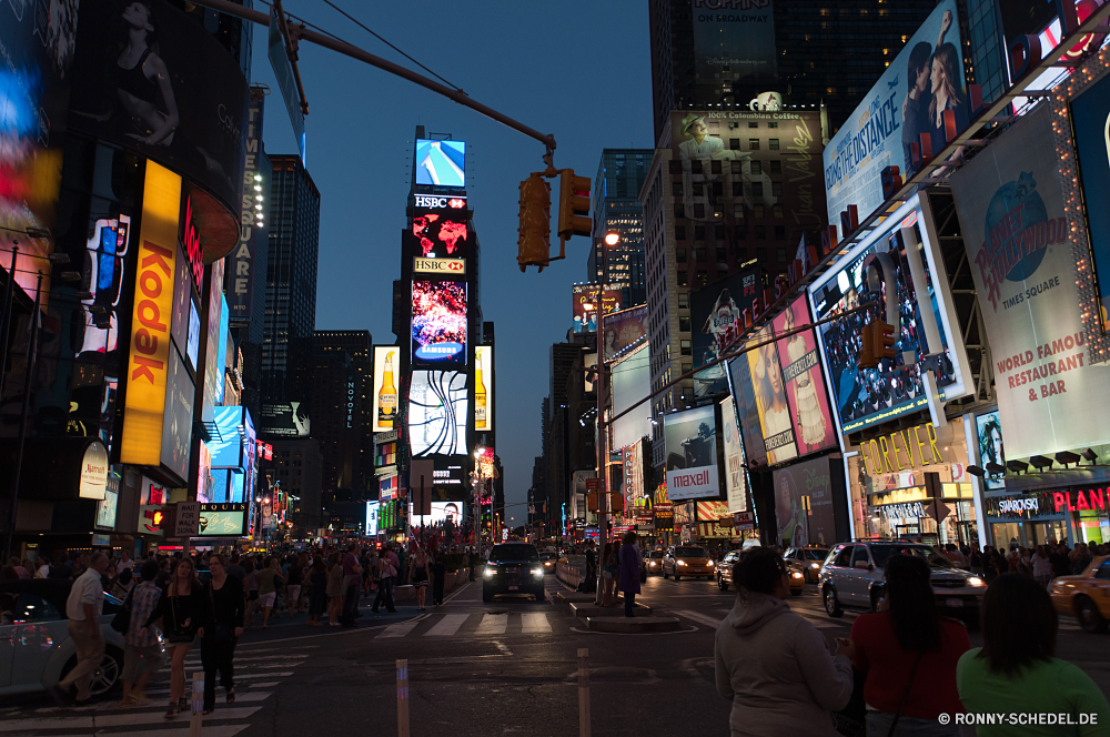 New York City Plakat Schild Stadt Struktur Architektur Gebäude Nacht Urban Stadtansicht Turm Geschäftsviertel Straße Gebäude Wahrzeichen Innenstadt Kreuzung Reisen Skyline Lichter Stadt Himmel moderne Wolkenkratzer Tourismus Licht 'Nabend Landkreis Fluss hoch Straße alt groß Wolkenkratzer Panorama berühmte Szene Neu Dämmerung Hauptstadt Brücke Geschäft dunkel Zentrum Tourist finanzielle kommerzielle Ziel aussenansicht Haus Büro beleuchtete Antike Backstein historischen Sonnenuntergang Autos Landschaft Fenster Attraktion Bereich Verkehr Bau bunte Kirche Kathedrale Dämmerung Luftbild Glas historische Kino Religion Avenue Auto Semaphore Tempel Denkmal Platz Maschine Platz Geschichte Leben billboard signboard city structure architecture building night urban cityscape tower business district street buildings landmark downtown intersection travel skyline lights town sky modern skyscraper tourism light evening district river high road old tall skyscrapers panorama famous scene new dusk capital bridge business dark center tourist financial commercial destination exterior house office illuminated ancient brick historic sunset cars landscape window attraction area traffic construction colorful church cathedral twilight aerial glass historical cinema religion avenue car semaphore temple monument place machine square history life