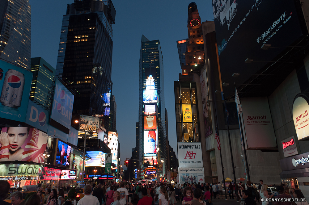 New York City Plakat Schild Wolkenkratzer Struktur Stadt Nacht Skyline Stadtansicht Architektur Innenstadt Urban Gebäude Turm moderne Gebäude Fluss Dämmerung Büro groß Wahrzeichen 'Nabend Himmel Geschäft Lichter Zentrum Wolkenkratzer Landkreis Reisen Neu finanzielle hoch Geschäftsviertel Szene Stadt Brücke Sonnenuntergang Dämmerung Straße Tourismus Licht Wasser Reflexion Landschaft Panorama berühmte Metropole Unternehmen dunkel beleuchtete kommerzielle Bau Finanzen landschaftlich Midtown Metropolitan Hafen Türme Wohnung am Wasser Reich Stahl Verkehr Bucht aussenansicht Hochhaus Zustand bunte Vereinigte Glas Ziel Einkaufen Luftbild Immobilien Hauptstadt Fenster Tourist Straße billboard signboard skyscraper structure city night skyline cityscape architecture downtown urban building tower modern buildings river dusk office tall landmark evening sky business lights center skyscrapers district travel new financial high business district scene town bridge sunset twilight street tourism light water reflection landscape panorama famous metropolis corporate dark illuminated commercial construction finance scenic midtown metropolitan harbor towers apartment waterfront empire steel traffic bay exterior high rise state colorful united glass destination shopping aerial estate capital window tourist road