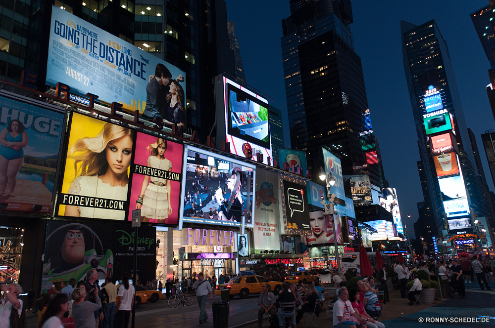 New York City Plakat Schild Struktur Stadt Nacht Architektur Stadtansicht Urban Anzeiger Gebäude Skyline Wahrzeichen Innenstadt Gebäude Turm Brett Reisen Wolkenkratzer Lichter Stadt moderne Straße 'Nabend Fluss Landkreis Himmel Dämmerung Tourismus Geschäft Brücke groß Büro dunkel Landschaft finanzielle Wolkenkratzer Licht berühmte Szene Zentrum Dämmerung Sonnenuntergang Hauptstadt kommerzielle Ziel Neu beleuchtete hoch Metropole bunte Panorama Bucht Bau aussenansicht Wasser alt Wolken Glas Haus Straße Metropolitan Reflexion Hafen Verkehr Tourist Attraktion Finanzen Kirche historischen Urlaub landschaftlich Urlaub Luftbild Staaten Unternehmen oben Kultur Panorama Backstein Transport Stahl Leben billboard signboard structure city night architecture cityscape urban scoreboard building skyline landmark downtown buildings tower board travel skyscraper lights town modern street evening river district sky dusk tourism business bridge tall office dark landscape financial skyscrapers light famous scene center twilight sunset capital commercial destination new illuminated high metropolis colorful panorama bay construction exterior water old clouds glass house road metropolitan reflection harbor traffic tourist attraction finance church historic vacation scenic holiday aerial states corporate above culture panoramic brick transportation steel life