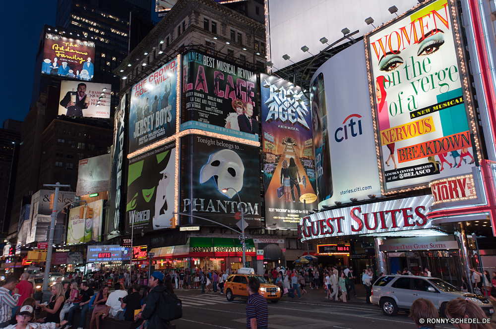 New York City Plakat Schild Struktur Stadt Gebäude Architektur Nacht Reisen Wahrzeichen Kino Straße Urban Theater alt Tourismus Straße berühmte Licht Himmel Religion Zeichen Stadtansicht Lichter Kultur Verkehr Turm Tourist 'Nabend Stadt Kirche Auto Autos Menschen Hauptstadt Gebäude Wolke Ziel Denkmal Haus Platz Fluss Neu Antike Tempel Symbol bunte Neon Attraktion Park Dämmerung Brücke historischen Urlaub Geschichte Wasser An Kreuzung Dach Zentrum Backstein historische Flag dunkel religiöse Gestaltung Farbe Kunst finanzielle moderne billboard signboard structure city building architecture night travel landmark cinema street urban theater old tourism road famous light sky religion sign cityscape lights culture traffic tower tourist evening town church car cars people capital buildings cloud destination monument house square river new ancient temple symbol colorful neon attraction park dusk bridge historic vacation history water to intersection roof center brick historical flag dark religious design color art financial modern