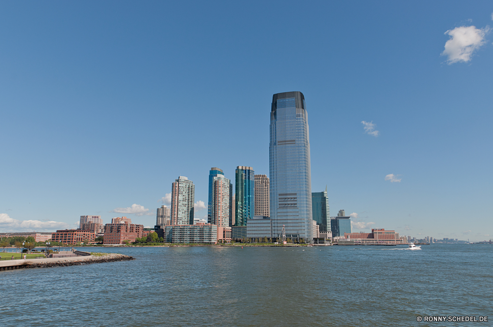 New York City am Wasser Stadt Skyline Wolkenkratzer Stadtansicht Architektur Urban Gebäude Anlegestelle Innenstadt Gebäude Fluss Wasser moderne Brücke Himmel Reisen Wahrzeichen Hafen Turm Wolkenkratzer Tourismus Büro Boot Unterstützung Geschäft Bucht Struktur Landkreis groß Marina Gerät landschaftlich Ozean finanzielle Tag Stadt Küstenlinie Tourist Zentrum Meer Reflexion Szene Landschaft Hafen Nacht Neu hoch Straße Büros Tour Unternehmen aussenansicht Panorama Dämmerung Ziel Glas Küste Dock Wohnung Schiff kommerzielle berühmte Finanzen Metropolitan Geschäftsviertel Urlaub Metropole Wellenbrecher sonnig Urlaub Bau Haus Park Sonnenuntergang Boote Wolke Panorama Hotel Wolken Küste 'Nabend waterfront city skyline skyscraper cityscape architecture urban building pier downtown buildings river water modern bridge sky travel landmark harbor tower skyscrapers tourism office boat support business bay structure district tall marina device scenic ocean financial day town shoreline tourist center sea reflection scene landscape port night new high street offices tour corporate exterior panorama dusk destination glass coast dock apartment ship commercial famous finance metropolitan business district vacation metropolis breakwater sunny holiday construction house park sunset boats cloud panoramic hotel clouds coastline evening