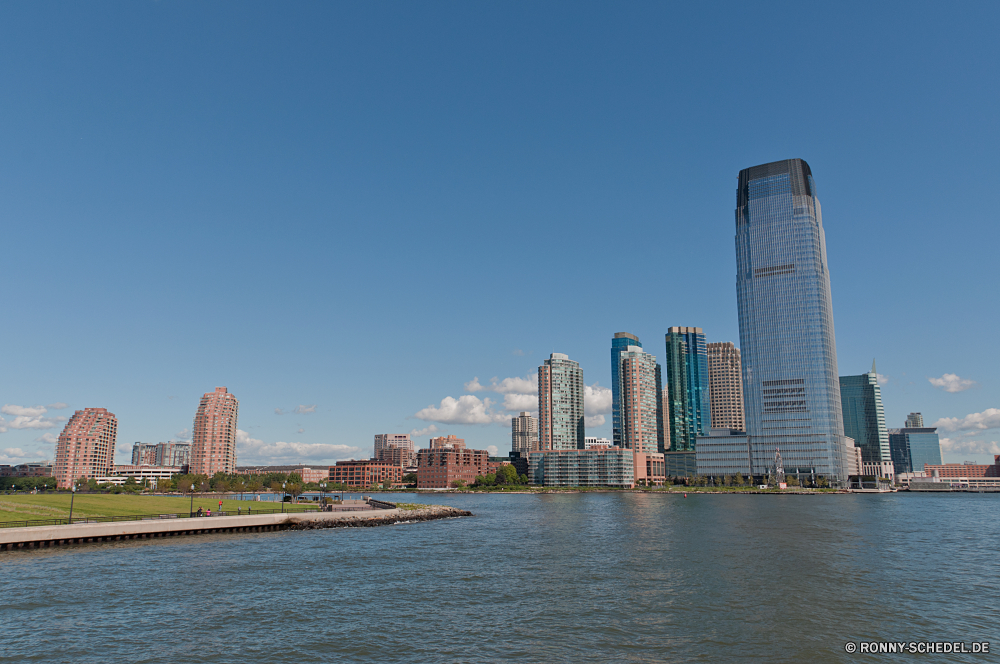 New York City am Wasser Stadt Skyline Wolkenkratzer Stadtansicht Architektur Urban Gebäude Gebäude Brücke Innenstadt Fluss Wasser Geschäftsviertel Wahrzeichen Anlegestelle Reisen moderne Hafen Himmel Wolkenkratzer Struktur Boot Tourismus Büro Turm Bucht Geschäft Landkreis Marina Reflexion landschaftlich finanzielle Stadt groß Ozean Nacht Tag Tourist Zentrum Neu Tour Bogenbrücke aus Stahl Landschaft Unterstützung Ziel Unternehmen Meer hoch aussenansicht Büros Hafen kommerzielle Straße Küstenlinie Haus Sonnenuntergang Gerät Urlaub Panorama Dämmerung Metropolitan Urlaub berühmte Schiff Küste Metropole Szene Panorama Bau Finanzen Musik Oper Reich Türme Theater Jacht Glas Wolke Wohnung England Vereinigte Park Unterhaltung Farben waterfront city skyline skyscraper cityscape architecture urban building buildings bridge downtown river water business district landmark pier travel modern harbor sky skyscrapers structure boat tourism office tower bay business district marina reflection scenic financial town tall ocean night day tourist center new tour steel arch bridge landscape support destination corporate sea high exterior offices port commercial street shoreline house sunset device vacation panorama dusk metropolitan holiday famous ship coast metropolis scene panoramic construction finance music opera empire towers theater yacht glass cloud apartment england united park entertainment colors