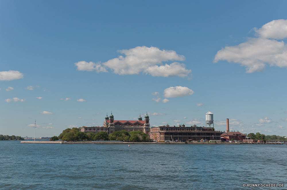 New York City Öltanker Frachtschiff Schiff Schiff Stadt Handwerk Wasser Meer Reisen Fluss Architektur Versand Gebäude Himmel Tourismus Boot Wahrzeichen Ozean Urban Stadtansicht Hafen Turm Landschaft Stadt Hafen Bucht berühmte Tourist Küste Brücke Insel Skyline Panorama alt Wolke Hauptstadt Wolken am Wasser Szene Haus Sommer Wolkenkratzer Reflexion Gebäude Kirche historischen Tag Verkehr Geschichte Nacht Urlaub Innenstadt Platz Strand See Sonnenuntergang Transport Anlegestelle Nautik Küste Horizont Sonne Kreuzfahrt klar Mauer Kultur Industrie Zentrum Industrielle landschaftlich Dock Welle Dämmerung historische aussenansicht Licht Szenerie Struktur oil tanker cargo ship ship vessel city craft water sea travel river architecture shipping building sky tourism boat landmark ocean urban cityscape harbor tower landscape town port bay famous tourist coast bridge island skyline panorama old cloud capital clouds waterfront scene house summer skyscraper reflection buildings church historic day transport history night vacation downtown place beach lake sunset transportation pier nautical coastline horizon sun cruise clear wall culture industry center industrial scenic dock wave dusk historical exterior light scenery structure