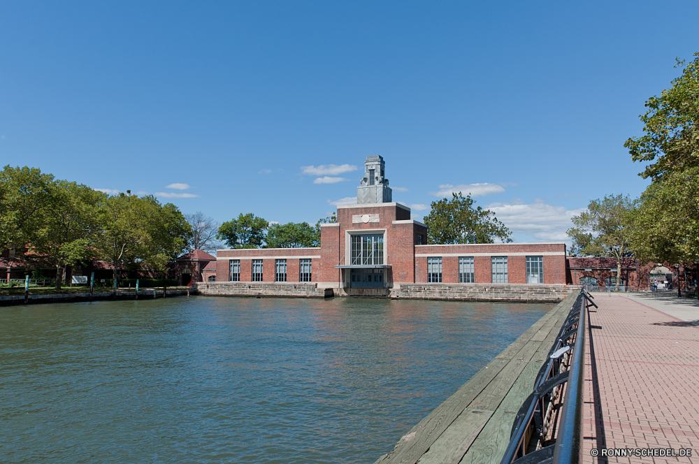 New York City Kanal am Wasser Wasser Körper des Wassers Gebäude Fluss Stadt Tourismus Architektur Reisen Boot Himmel Anlegestelle Ufer Bootshaus Brücke Meer Haus Struktur alt Schuppen Urlaub Landschaft landschaftlich Wahrzeichen Küste Geschichte Stadt historischen Sommer Unterstützung Kanal am See Urban Ozean See Insel Nebengebäude Wellenbrecher Tourist Sonne Barrier Stadtansicht historische Gerät Wolken Boote ruhige Turm Häuser Palast Urlaub Skyline Denkmal im freien berühmte Kirche Strand Baum Hafen Hafen Gebäude Startseite Obstruktion aussenansicht Resort Schiff sonnig Bucht Küste Tropischer Entspannung Straße im freien Szenerie Bäume Lagune Szene Dorf Türkis Tag Wolke Luxus England Hauptstadt Park Erholung Sand Antike Holländisch Mauer Kultur Stein idyllische Palm Ruhe Horizont Berg channel waterfront water body of water building river city tourism architecture travel boat sky pier shore boathouse bridge sea house structure old shed vacation landscape scenic landmark coast history town historic summer support canal lakeside urban ocean lake island outbuilding breakwater tourist sun barrier cityscape historical device clouds boats tranquil tower houses palace holiday skyline monument outdoors famous church beach tree port harbor buildings home obstruction exterior resort ship sunny bay coastline tropical relaxation street outdoor scenery trees lagoon scene village turquoise day cloud luxury england capital park recreation sand ancient dutch wall culture stone idyllic palm calm horizon mountain