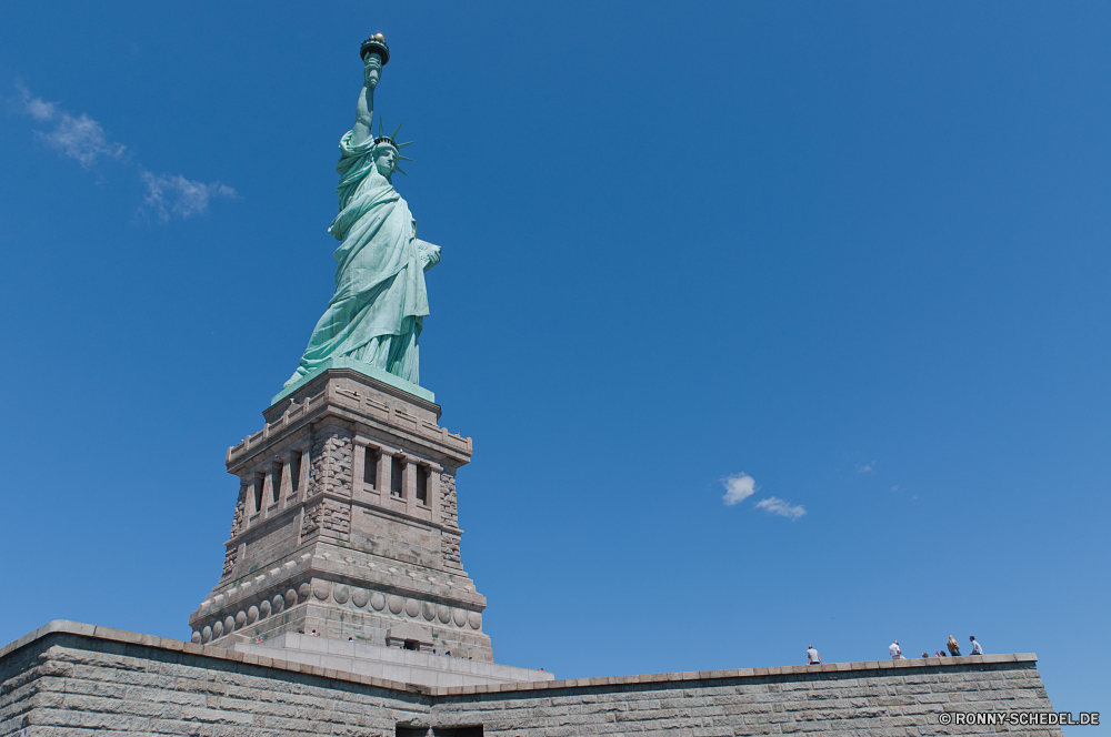 New York City Architektur Statue Kirche Minarett Religion Podest Gebäude alt Denkmal Gerät Stadt Himmel Turm Blitzableiter Kathedrale Unterstützung Tourismus Wahrzeichen Reisen Kuppel Struktur Dirigent Geschichte Tragkonstruktion Kapelle Antike historische Tempel Kreuz Kultur historischen Wetterhahn FIN religiöse berühmte glauben aussenansicht heilig Spalte Stabilisator Orthodoxe St Gebet Stadt Tourist beten Gott Palast Stein Gottesdienst Glocke traditionelle Dach Gold mechanisches Gerät Weltanschauung Uhr Detail Skulptur Hauptstadt Moschee Platz Kirchturm Katholische Urban Wolke außerhalb Wolken Kuppel Kunst St. Kloster England Backstein Neu architecture statue church minaret religion pedestal building old monument device city sky tower lightning rod cathedral support tourism landmark travel dome structure conductor history supporting structure chapel ancient historical temple cross culture historic weathercock fin religious famous faith exterior holy column stabilizer orthodox st prayer town tourist pray god palace stone worship bell traditional roof gold mechanical device belief clock detail sculpture capital mosque square steeple catholic urban cloud outside clouds cupola art saint monastery england brick new