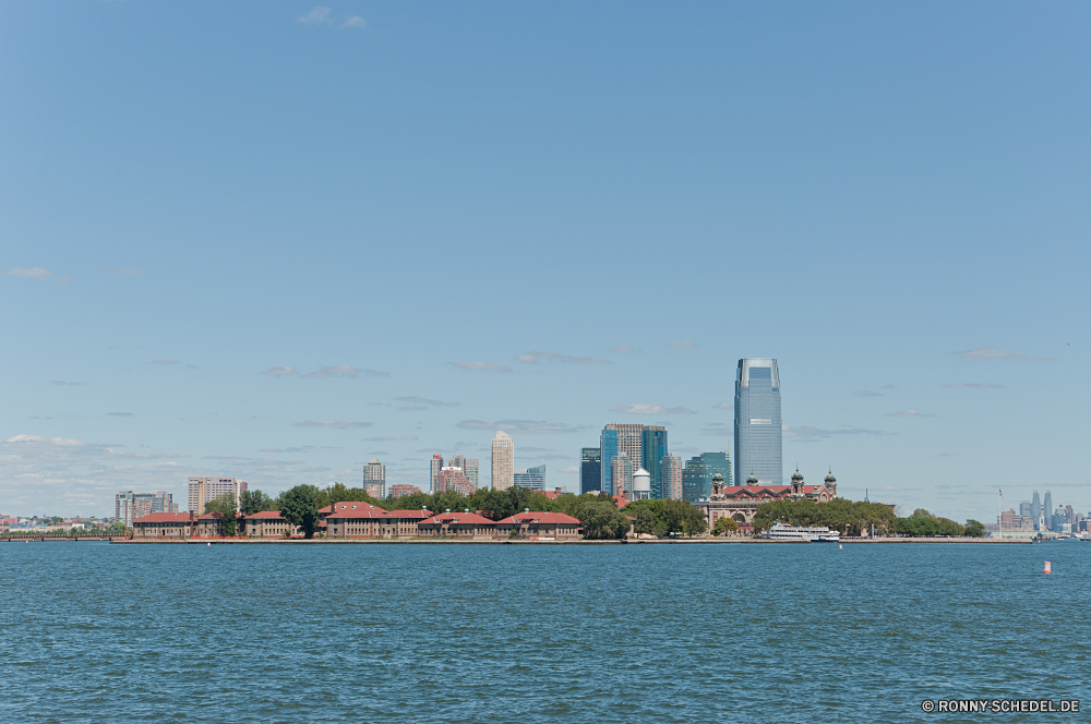 New York City Frachtschiff Schiff Öltanker Schiff Containerschiff Versand Stadt Wasser Fluss Boot Skyline Architektur Stadtansicht Reisen Handwerk Meer Gebäude Hafen Himmel Urban Gebäude Tourismus Wolkenkratzer Ozean Brücke Wahrzeichen Hafen am Wasser Innenstadt Tourist Turm Bucht Stadt Geschäft Küste Panorama Anlegestelle Landschaft moderne Verkehr Dock Boote Vermittlung Insel Wolken Sonnenuntergang berühmte Nautik Reflexion historischen Haus Büro Zentrum Szene Küste Wolke Urlaub Marina Fracht Landkreis Tag Ufer Industrie Urlaub Strand Straße Industrielle Sommer Nacht Wolkenkratzer Licht internationalen Hauptstadt Kirche Transport landschaftlich Fähre Maritime Schiffe Metropole Kran Welle Tour England kommerzielle Handel im freien Neu Struktur finanzielle cargo ship ship oil tanker vessel container ship shipping city water river boat skyline architecture cityscape travel craft sea building harbor sky urban buildings tourism skyscraper ocean bridge landmark port waterfront downtown tourist tower bay town business coast panorama pier landscape modern transport dock boats conveyance island clouds sunset famous nautical reflection historic house office center scene coastline cloud vacation marina cargo district day shore industry holiday beach street industrial summer night skyscrapers light international capital church transportation scenic ferry maritime ships metropolis crane wave tour england commercial commerce outdoors new structure financial