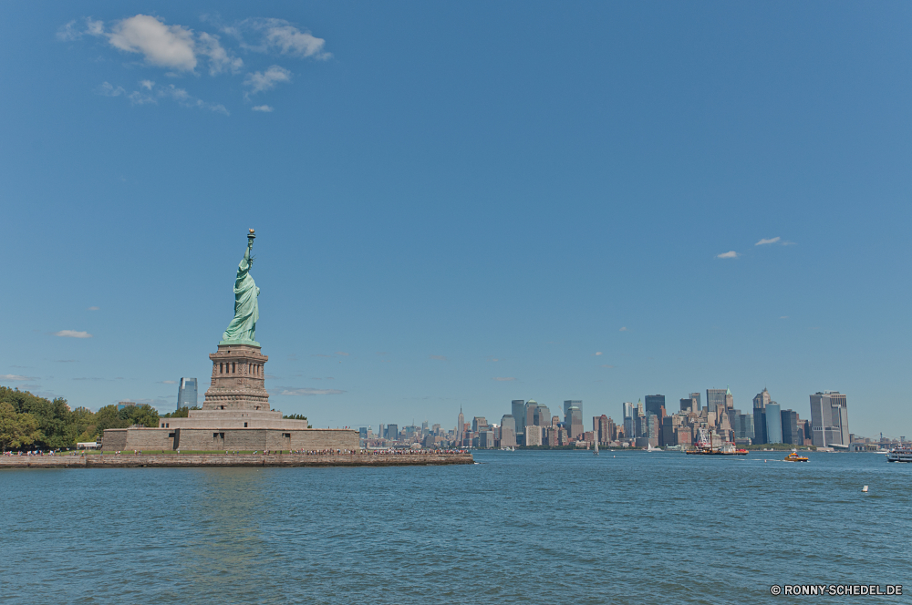 New York City Wellenbrecher Stadt Architektur Barrier Meer Wasser Fluss Reisen Gebäude Himmel Obstruktion Tourismus Schiff Wahrzeichen am Wasser Struktur Stadtansicht Turm Urban Ozean Küste Insel alt Skyline Festung Tourist Stadt Brücke Kirche Boot berühmte Schiff Geschichte historischen Landschaft Bucht Anlegestelle Innenschuh Denkmal Wolkenkratzer Wolken Kuppel Hafen Kathedrale Wolke Strand Hafen Nacht Urlaub Hauptstadt Antike Passagierschiff Bau Sonnenuntergang Religion Innenstadt Panorama Szene Küste Urlaub Licht Sommer Stein Welle Tag Attraktion Gebäude historische Kap Handwerk Küstenlinie im freien landschaftlich Fels Boote Vorgebirge St. Dämmerung Platz Wellen Tempel Verkehr Geschäft moderne breakwater city architecture barrier sea water river travel building sky obstruction tourism ship landmark waterfront structure cityscape tower urban ocean coast island old skyline fortress tourist town bridge church boat famous vessel history historic landscape bay pier liner monument skyscraper clouds dome port cathedral cloud beach harbor night vacation capital ancient passenger ship construction sunset religion downtown panorama scene coastline holiday light summer stone wave day attraction buildings historical cape craft shoreline outdoors scenic rock boats promontory saint dusk place waves temple transport business modern