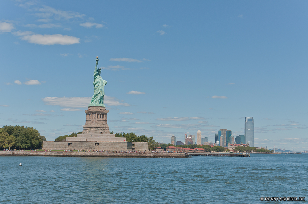 New York City Wellenbrecher Barrier Obstruktion Architektur Struktur Reisen Schiff Wasser Stadt Tourismus Fluss Himmel Gebäude Meer Turm Wahrzeichen Kirche alt Boot historischen Stadtansicht Religion Schiff Insel Brücke Geschichte Tourist Denkmal Flugzeugträger berühmte Kathedrale Landschaft Kriegsschiff Wolken Ozean Küste am Wasser Kuppel Sonnenuntergang Festung Urban Sommer Stadt Urlaub Skyline Militärfahrzeug historische Antike Kultur Hafen St. Bucht Hauptstadt Anlegestelle Tempel Handwerk Fels Wolke Gebäude Schloss Museum Hafen Küste Stein aussenansicht Innenschuh landschaftlich Urlaub Kai Szene Dock Strand Wolkenkratzer Attraktion Reise religiöse Wellen See Schlepper Sonne Nacht Haus breakwater barrier obstruction architecture structure travel ship water city tourism river sky building sea tower landmark church old boat historic cityscape religion vessel island bridge history tourist monument aircraft carrier famous cathedral landscape warship clouds ocean coast waterfront dome sunset fortress urban summer town vacation skyline military vehicle historical ancient culture harbor saint bay capital pier temple craft rock cloud buildings castle museum port coastline stone exterior liner scenic holiday quay scene dock beach skyscraper attraction trip religious waves lake tugboat sun night house