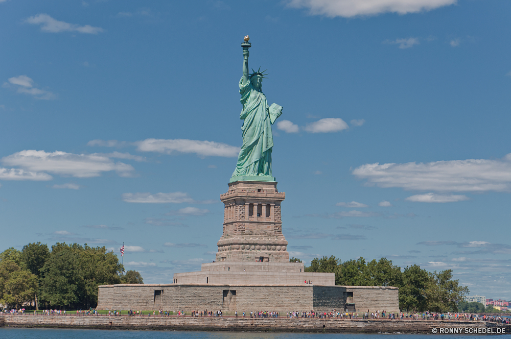 New York City Statue Architektur Denkmal Podest Gebäude Himmel Turm Struktur Wahrzeichen Stadt Tourismus Kirche Reisen Unterstützung Minarett berühmte Geschichte Tragkonstruktion alt Religion Tempel Kuppel Tourist aussenansicht Kapelle historischen Kathedrale Fluss Wolke Spalte Moschee historische Hauptstadt Kultur Attraktion Stadt Stein Symbol Urban Antike Freiheit Park Mauer Platz seine beten Tour Kreuz Bau Ziel Wasser Freiheit Neu Metall Gott Skulptur Stadtansicht Gebäude Wolken Dach Kloster im freien Urlaub Platz Tag klar Gebet Sommer glauben Skyline Landschaft Gold Haus statue architecture monument pedestal building sky tower structure landmark city tourism church travel support minaret famous history supporting structure old religion temple dome tourist exterior chapel historic cathedral river cloud column mosque historical capital culture attraction town stone symbol urban ancient liberty park wall place seine pray tour cross construction destination water freedom new metal god sculpture cityscape buildings clouds roof monastery outdoors vacation square day clear prayer summer faith skyline landscape gold house