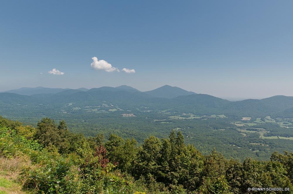 Blue Ridge Parkway Bereich Berg Landschaft Baum Wald Berge Hochland Bäume Himmel Park Reisen Herbst nationalen im freien Tal Szenerie Sommer Wildnis Gras landschaftlich Wolke Spitze See fallen Fluss Wolken Tourismus Pflanze woody plant Umgebung Schnee Hügel Wasser Saison Fels Szene vascular plant im freien Hölzer Tag Kiefer natürliche hoch Wandern Frühling Blätter Mount Hügel Wiese Entwicklung des ländlichen friedliche Strauch Horizont Stechginster Wild sonnig Farbe Stein MT Holz gelb Vulkan Feld Urlaub übergeben Gletscher Nach oben ruhige Reflexion Panorama Blatt Abenteuer Pfad Pflanzen Ruhe Landschaft Land bunte Gipfeltreffen Alpine Landschaften Bereich gelassene Belaubung Licht Ökologie am Morgen Straße Land range mountain landscape tree forest mountains highland trees sky park travel autumn national outdoors valley scenery summer wilderness grass scenic cloud peak lake fall river clouds tourism plant woody plant environment snow hill water season rock scene vascular plant outdoor woods day pine natural high hiking spring leaves mount hills meadow rural peaceful shrub horizon gorse wild sunny color stone mt wood yellow volcano field vacation pass glacier top tranquil reflection panorama leaf adventure path plants calm countryside land colorful summit alpine scenics area serene foliage light ecology morning road country