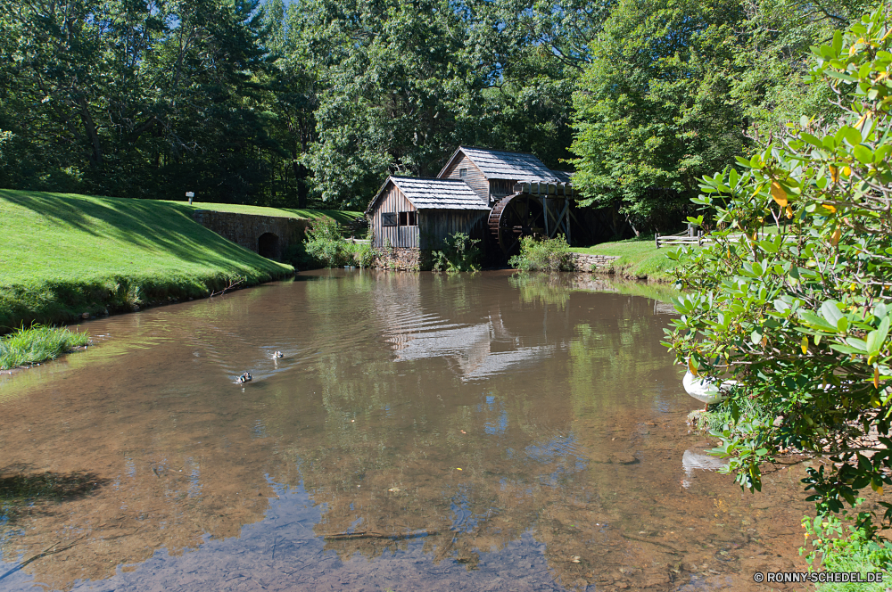 Blue Ridge Parkway Bootshaus Schuppen Nebengebäude Gebäude Wasser See Fluss Landschaft Baum Wald Struktur Teich Bäume Gras Sommer Park Reflexion Himmel ruhige Kanal Reisen im freien Haus Tourismus Brücke landschaftlich Körper des Wassers Umgebung Frühling Stream Urlaub Ruhe Erholung alt Architektur Berg Hölzer Berge Ufer Garten natürliche sonnig Wolken Szenerie Stadt Herbst England Wolke Pflanze Entspannung im freien Sonne Fels Szene Tag Stein Wildnis Holz Landschaft Wahrzeichen Entwicklung des ländlichen Land Saison Blatt Boot Farbe friedliche fallen Küste Turm Dorf Urlaub Antike Wandern Japan gelassene idyllische Freizeit Stadt Geschichte Sonnenlicht Meer boathouse shed outbuilding building water lake river landscape tree forest structure pond trees grass summer park reflection sky tranquil channel travel outdoors house tourism bridge scenic body of water environment spring stream vacation calm recreation old architecture mountain woods mountains shore garden natural sunny clouds scenery city autumn england cloud plant relaxation outdoor sun rock scene day stone wilderness wood countryside landmark rural country season leaf boat color peaceful fall coast tower village holiday ancient hiking japan serene idyllic leisure town history sunlight sea