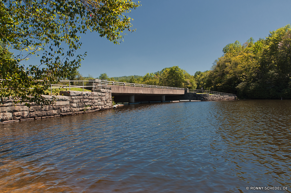 Blue Ridge Parkway Kanal Körper des Wassers Wasser See Fluss Landschaft Ufer am See Himmel Baum Wald Reflexion Bäume Sommer landschaftlich im freien Berg Anlegestelle Wolken ruhige Reisen Wolke Becken Tourismus Brücke Park Teich Bootshaus Szene Gras Umgebung Gebäude Barrier Struktur Hölzer Holz Meer natürliche depression Urlaub Urlaub Schuppen Sonne friedliche Ruhe Szenerie Küste im freien Dam idyllische Pflanze Unterstützung Entwicklung des ländlichen England Fels gelassene Felsen Boot Frühling Insel geologische formation Nebengebäude Obstruktion Farbe Stein Stadt Horizont Stream Herbst Wild natürliche Kiefer sonnig Architektur Panorama Ozean Berge Gerät Sonnenuntergang Erholung Sonnenlicht ruhig Skyline Bucht Landschaft Tourist Tag Saison niemand channel body of water water lake river landscape shore lakeside sky tree forest reflection trees summer scenic outdoors mountain pier clouds tranquil travel cloud basin tourism bridge park pond boathouse scene grass environment building barrier structure woods wood sea natural depression vacation holiday shed sun peaceful calm scenery coast outdoor dam idyllic plant support rural england rock serene rocks boat spring island geological formation outbuilding obstruction color stone city horizon stream autumn wild natural pine sunny architecture panorama ocean mountains device sunset recreation sunlight quiet skyline bay countryside tourist day season nobody