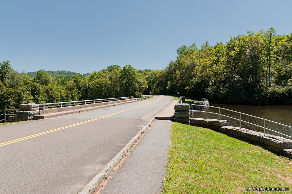 Blue Ridge Parkway Schnellstraße Straße Autobahn Asphalt Landschaft Himmel Reisen Transport Laufwerk Reise Entwicklung des ländlichen Horizont Verkehr Reise Strecke Land leere Geschwindigkeit Art und Weise Richtung landschaftlich Auto Straße Wolken Autobahn Perspektive Reling fahren Verkehr Linie Bewegung Berge Biegung Landschaft Szene Wolke Gras Szenerie Sommer im freien Berg Bäume Ziel Asphalt Kurve Verschieben Wald Spur lange Baum Land Auto Feld Hügel im freien Fahrzeug voran Umgebung Urlaub niemand Pflaster Wiese Entfernung Felder schnell Wüste Park Autobahn gerade Zeichen sonnig Freiheit Fahrbahn Reisen Wolkengebilde Pfad Bewegung bewölkt Speedway Tag nach vorn Autos Doppelzimmer Biegen Sie Hügel Auto Tourismus Wetter Öffnen expressway road highway asphalt landscape sky travel transportation drive journey rural horizon transport trip route country empty speed way direction scenic car street clouds freeway perspective railing driving traffic line motion mountains bend countryside scene cloud grass scenery summer outdoors mountain trees destination tarmac curve moving forest lane long tree land auto field hill outdoor vehicle ahead environment vacation nobody pavement meadow distance fields fast desert park motorway straight sign sunny freedom roadway traveling cloudscape path movement cloudy speedway day forward cars double turn hills automobile tourism weather open