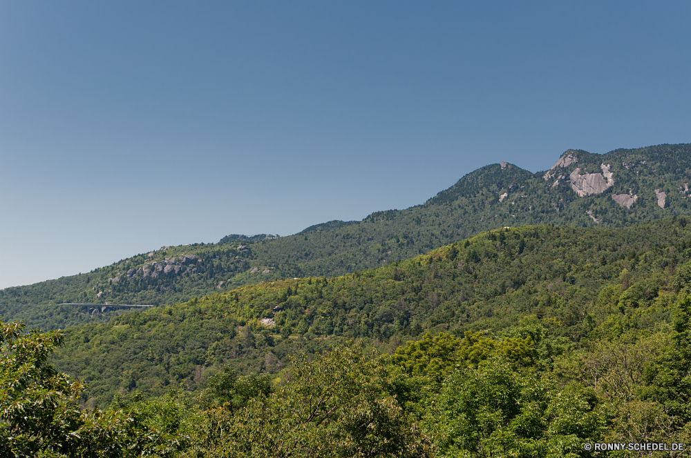 Blue Ridge Parkway Landschaft Bereich Hochland Berg Baum Berge Himmel Stechginster Strauch Wald Park Wildnis Reisen woody plant landschaftlich Sommer Bäume im freien Tal Gras Pflanze vascular plant nationalen Wolken Spitze Fels Hügel im freien Szenerie Entwicklung des ländlichen Wolke Tourismus Fluss Herbst Frühling Belaubung Wasser Feld Landschaft felsigen Wiese Tag Panorama Szene Stein Hügel Wandern fallen Blatt Sonne sonnig Knoll Abenteuer friedliche natürliche gelb Umgebung Landwirtschaft Pfad Saison Wüste Ruhe Straße Horizont Schnee Wild Licht Landschaften Schlucht ruhige Klippe Blätter Gipfeltreffen Alpine Aussicht majestätisch Bereich gelassene Reise Felsen Kiefer Reflexion Tourist Steigung Sonnenlicht Land landscape range highland mountain tree mountains sky gorse shrub forest park wilderness travel woody plant scenic summer trees outdoors valley grass plant vascular plant national clouds peak rock hill outdoor scenery rural cloud tourism river autumn spring foliage water field countryside rocky meadow day panorama scene stone hills hiking fall leaf sun sunny knoll adventure peaceful natural yellow environment agriculture path season desert calm road horizon snow wild light scenics canyon tranquil cliff leaves summit alpine vista majestic area serene trip rocks pine reflection tourist slope sunlight country