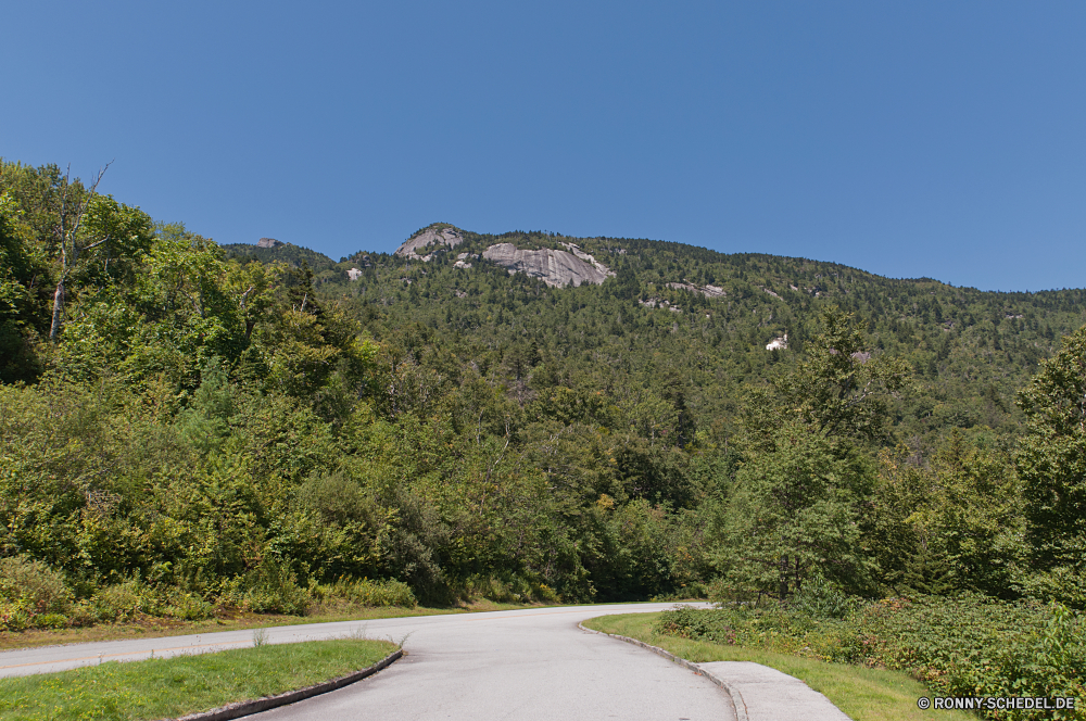 Blue Ridge Parkway Baum Berg Landschaft Bereich Himmel Berge Gras woody plant Reisen Park im freien Sommer Knoll Pflanze Entwicklung des ländlichen Straße Wald Hügel vascular plant Hügel Wolke Wolken Tourismus Tal Szenerie im freien landschaftlich Szene Spitze nationalen Fels Baseball-Ausrüstung Bäume Wildnis Landschaft Urlaub Landschaften Frühling Hochland See Wasser Feld Fluss Land natürliche Horizont Wiese Schnee felsigen Sportgerät Land sonnig Tag Stein Biegung friedliche Asphalt Wandern Saison Urlaub Insel Ruhe Umgebung Sonne Kiefer Wild Panorama Laufwerk idyllische Rasen Vulkan Steigung Herbst Alpen hoch Felsen bewölkt Ausrüstung Sand Landwirtschaft Blatt niemand tree mountain landscape range sky mountains grass woody plant travel park outdoors summer knoll plant rural road forest mound vascular plant hill cloud clouds tourism valley scenery outdoor scenic scene peak national rock baseball equipment trees wilderness countryside vacation scenics spring highland lake water field river land natural horizon meadow snow rocky sports equipment country sunny day stone bend peaceful asphalt hiking season holiday island calm environment sun pine wild panorama drive idyllic lawn volcano slope autumn alps high rocks cloudy equipment sand agriculture leaf nobody