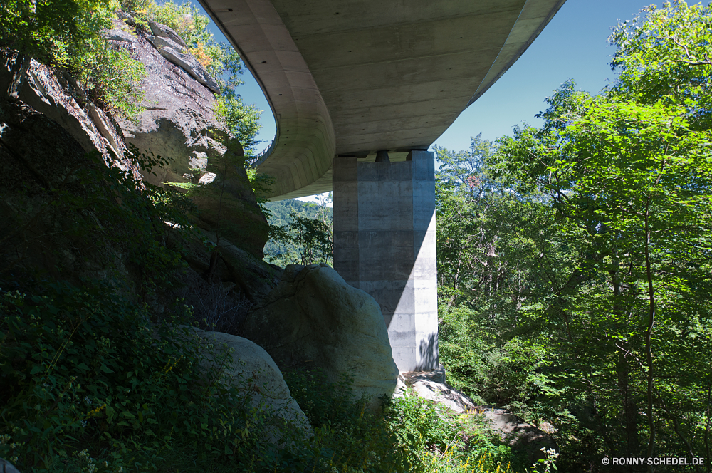 Blue Ridge Parkway Struktur Baum Stein Terrasse Landschaft Garten Gedenkstätte Bereich Wasser Architektur im freien alt Gebäude Bäume Wald Gras Park Antike Fluss im freien Grabstein Reisen Friedhof Entwicklung des ländlichen Fels Pflanze Haus Land Tourismus Sommer Grab Megalith Szene außerhalb Kultur Holz Herbst natürliche See Wahrzeichen Berg Geschichte Himmel friedliche Brücke historische Tag Sitzbank historischen Frieden Gerät fallen aus Holz landschaftlich Antik Frühling Licht Ruhe Stadt ruhige Religion Wasserfall Wild sonnig Saison Pfad Denkmal Umgebung Landschaft Flora Startseite gelb Nebel woody plant Teich Wolken Entspannen Sie sich Feld Belaubung Urlaub entspannende structure tree stone patio landscape garden memorial area water architecture outdoor old building trees forest grass park ancient river outdoors gravestone travel cemetery rural rock plant house country tourism summer grave megalith scene outside culture wood autumn natural lake landmark mountain history sky peaceful bridge historical day bench historic peace device fall wooden scenic antique spring light calm city tranquil religion waterfall wild sunny season path monument environment countryside flora home yellow fog woody plant pond clouds relax field foliage vacation relaxing