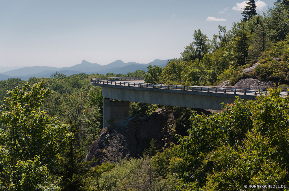 Blue Ridge Parkway Hängebrücke Brücke Struktur Landschaft Fluss Reisen Himmel Viadukt Tal Szenerie Sommer Hügel Bäume Berg landschaftlich Wasser Baum Stadt Wolken Hügel Landschaft Wolke Berge Entwicklung des ländlichen Tourismus Meer Architektur Urlaub Straße Küste Wald Gebäude Gras Wahrzeichen Stein im freien Land Ozean Küste Fels Sonne Stadt friedliche Turm im freien Schloss Szene Antike Strand Mauer Bauernhof Weingut Landwirtschaft Wandern Panorama sonnig Felsen Tag Bau natürliche Insel Park Horizont Rebe Bucht Feld alt Herbst Urlaub hoch Felder Dorf Tropischer Haus idyllische Boot Ufer fallen Wetter Geschichte Sonnenlicht suspension bridge bridge structure landscape river travel sky viaduct valley scenery summer hill trees mountain scenic water tree city clouds hills countryside cloud mountains rural tourism sea architecture vacation road coast forest building grass landmark stone outdoors country ocean coastline rock sun town peaceful tower outdoor castle scene ancient beach wall farm vineyard agriculture hiking panorama sunny rocks day construction natural island park horizon vine bay field old autumn holiday high fields village tropical house idyllic boat shore fall weather history sunlight