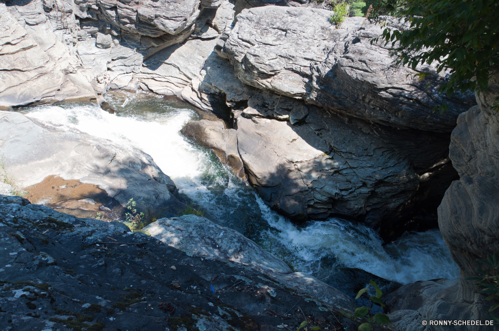 Blue Ridge Parkway Fluss Wasser Stein Fels Landschaft Berg gemeinsamen Leguan Felsen Eis Stream Berge Park natürliche Kristall Wasserfall Umgebung im freien Baum Eidechse im freien Creek fließende Reisen Wald Strömung felsigen solide Sommer Gletscher Steine landschaftlich Bewegung Frühling Schnee Kaskade nationalen fallen Kanal Tourismus Klippe Himmel Moos fallen Wild kalt Meer Reinigen Küste nass Wildnis platsch Körper des Wassers geologische formation See friedliche Granit plantschen Szene Welle Erde Geschwindigkeit Drop Szenerie Bäume rasche Tal Wandern Schlucht frisch Küste macht Mauer Textur Ruhe glatte Sonne Kühl Entwicklung des ländlichen Tag Ozean Pflanze gischt Winter gelassene frische Luft Frieden Oberfläche river water stone rock landscape mountain common iguana rocks ice stream mountains park natural crystal waterfall environment outdoors tree lizard outdoor creek flowing travel forest flow rocky solid summer glacier stones scenic motion spring snow cascade national fall channel tourism cliff sky moss falling wild cold sea clean coast wet wilderness splash body of water geological formation lake peaceful granite splashing scene wave earth speed drop scenery trees rapid valley hiking canyon fresh coastline power wall texture calm smooth sun cool rural day ocean plant spray winter serene freshness peace surface