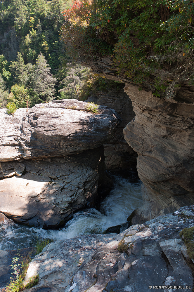 Blue Ridge Parkway Cliff-Wohnung Wohnung Gehäuse Fels Struktur Fluss Landschaft Felsen Stein Schlucht Wasser Berg Park Klippe Stream im freien im freien Tal nationalen Reisen Berge landschaftlich Tourismus Wasserfall felsigen Baum Creek Wildnis Megalith Geologie natürliche Wald Steine Schlucht fließende Sommer Steinmauer Umgebung Frühling fallen Tag Strömung geologische formation Wüste Kaskade Szenerie Gedenkstätte Höhle Zaun Himmel Wolken Küste Hügel friedliche Moos nass Bäume Wild Barrier Meer Wahrzeichen fällt Antike Bewegung Mauer Felsbrocken Wandern außerhalb rasche Herbst Sandstein Extreme Reise platsch See ruhige Geschichte Licht geologische Bildung hoch Szene fallen Obstruktion Pflanze gelassene Reinigen Ozean Urlaub Sand Land Blätter cliff dwelling dwelling housing rock structure river landscape rocks stone canyon water mountain park cliff stream outdoor outdoors valley national travel mountains scenic tourism waterfall rocky tree creek wilderness megalith geology natural forest stones ravine flowing summer stone wall environment spring fall day flow geological formation desert cascade scenery memorial cave fence sky clouds coast hill peaceful moss wet trees wild barrier sea landmark falls ancient motion wall boulders hiking outside rapid autumn sandstone extreme trip splash lake tranquil history light geological formation high scene falling obstruction plant serene clean ocean vacation sand country leaves