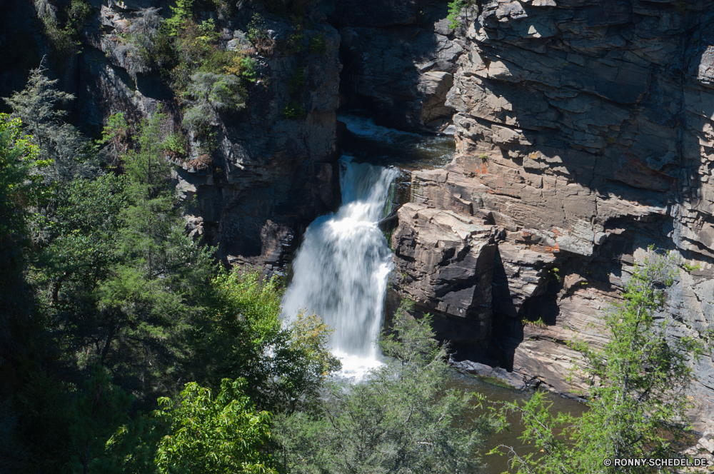 Blue Ridge Parkway Kanal Körper des Wassers Wasserfall Fluss Stream Wasser Wald Fels fällt Kaskade Landschaft Stein Strömung Berg Felsen Park im freien fallen Creek fließende Wild Umgebung Wildnis Reisen Baum Frühling im freien landschaftlich friedliche Moos natürliche Bewegung Sommer fallen platsch nass Tourismus Wasserfälle Bäume felsigen nationalen Klippe Berge glatte Kühl frisch gelassene rasche ruhige Steine Blatt Szenerie geologische formation Stromschnellen Wanderung Erhaltung Ökologie Dam plantschen Abenteuer Reinigen Flüsse Barrier Hölzer Szene Kaskaden Land Pflanze Belaubung Schlucht Bach SWIFT frische Luft Wandern erfrischende Struktur Erholung Schlucht Geschwindigkeit See Frieden entspannende klar Extreme Obstruktion kalt reine Holz Tal Ruhe Drop üppige macht Pflanzen Himmel Herbst Saison gischt Entspannen Sie sich Paradies Harmonie Urlaub Brücke erfrischend Gras niemand channel body of water waterfall river stream water forest rock falls cascade landscape stone flow mountain rocks park outdoor fall creek flowing wild environment wilderness travel tree spring outdoors scenic peaceful moss natural motion summer falling splash wet tourism waterfalls trees rocky national cliff mountains smooth cool fresh serene rapid tranquil stones leaf scenery geological formation rapids hike conservation ecology dam splashing adventure clean rivers barrier woods scene cascades country plant foliage canyon brook swift freshness hiking refreshing structure recreation ravine speed lake peace relaxing clear extreme obstruction cold pure wood valley calm drop lush power plants sky autumn season spray relax paradise harmony vacation bridge refreshment grass nobody