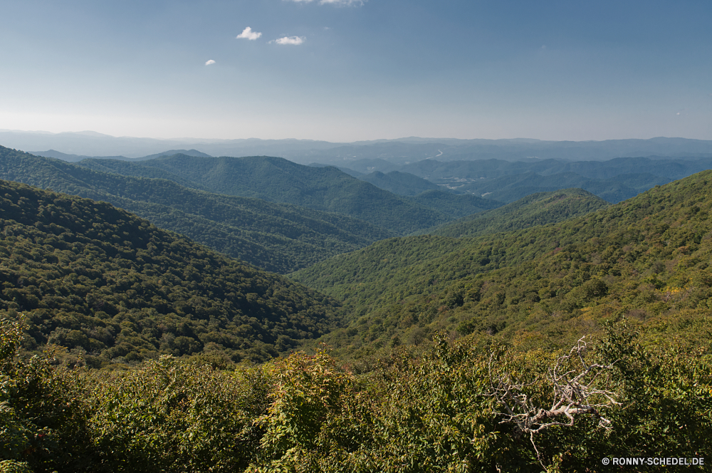 Blue Ridge Parkway Bereich Landschaft Berg Hochland Berge Reisen Wald Tal Himmel Baum Park Tourismus Fels nationalen Szenerie Sommer landschaftlich im freien Fluss Wildnis Wasser Bäume Gras Hügel Spitze Strauch Wolke Wolken Stein Schnee im freien hoch See Stechginster sonnig felsigen Wiese Frühling Herbst woody plant Entwicklung des ländlichen natürliche friedliche Pflanze Wandern Urlaub Panorama Szene Ruhe Landschaft vascular plant Straße Alpine Umgebung Wild außerhalb Tag ruhige fallen Alpen Land übergeben Hügel ruhig Schlucht Abenteuer Stream gelassene Kiefer Holz Reflexion Spitzen Busch Pfad Felsen Ziel Land Farbe Landschaften Hölzer Reise Wüste Sonne range landscape mountain highland mountains travel forest valley sky tree park tourism rock national scenery summer scenic outdoors river wilderness water trees grass hill peak shrub cloud clouds stone snow outdoor high lake gorse sunny rocky meadow spring autumn woody plant rural natural peaceful plant hiking vacation panorama scene calm countryside vascular plant road alpine environment wild outside day tranquil fall alps land pass hills quiet canyon adventure stream serene pine wood reflection peaks bush path rocks destination country color scenics woods trip desert sun