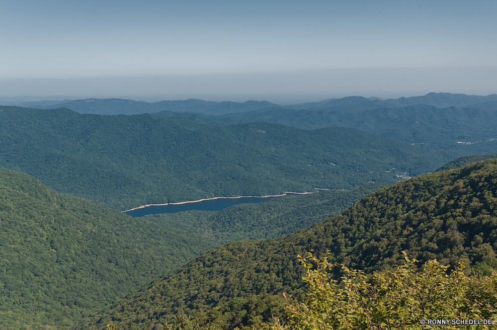 Blue Ridge Parkway Hochland Berg Landschaft Berge Bereich Tal Wald Reisen Himmel Baum Fluss Wolken Tourismus Park Wasser Szenerie Fels Sommer landschaftlich Spitze Bäume Gras Schnee Hügel im freien nationalen sonnig Hügel Wolke Wildnis gelassene geologische formation Stein im freien Vorgebirge See hoch friedliche Landschaft felsigen Umgebung natürliche Höhe Busch Entwicklung des ländlichen Urlaub Frühling Straße Wiese Panorama natürliche Szene Belaubung Kiefer Land ruhige fallen Wandern Farbe Herbst Horizont Alpine Reflexion Küstenlinie Luftbild Schlucht Felsen Meer Steigung Klettern Land übergeben Hängebrücke Feld Ozean Insel Sonne Licht Höhe ruhig Panorama Abenteuer Urlaub Sonnenschein Ruhe gelb Aufstieg Küste Tag Farben highland mountain landscape mountains range valley forest travel sky tree river clouds tourism park water scenery rock summer scenic peak trees grass snow hill outdoor national sunny hills cloud wilderness serene geological formation stone outdoors promontory lake high peaceful countryside rocky environment natural elevation bush rural vacation spring road meadow panorama natural scene foliage pine land tranquil fall hiking color autumn horizon alpine reflection shoreline aerial canyon rocks sea slope climb country pass suspension bridge field ocean island sun light elevation quiet panoramic adventure vacations sunshine calm yellow ascent coast day colors