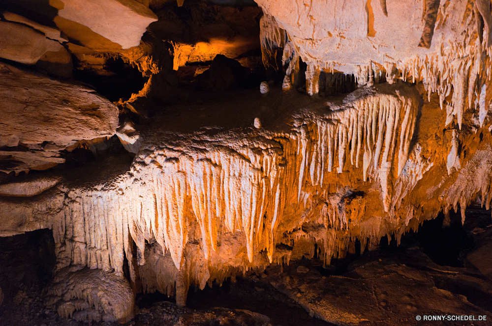 Mammoth Cave National Park Höhle geologische formation Fels Landschaft Reisen Park Schlucht Tourismus landschaftlich Wasser Berg nationalen Himmel Stein Sand natürliche Urlaub Sonnenuntergang Baum Sandstein Klippe Geologie Szenerie Sonne dunkel Ozean Wald Licht Sonnenaufgang Wüste Berge Meer ruhige Küste Fluss Bäume Orange Felsen im freien Szene Strand Erde im freien Umgebung bunte Wildnis Ufer Ökologie Insel friedliche Tropfsteinhöhle Tourist Höhle Kalkstein Formationen Dunkelheit Herbst Steine Antike sonnig Wolken Tal u-Bahn Sonnenlicht Bildung Sommer Mysterium Mauer Ziel Urlaub Innenseite fallen nass geologische Aushöhlung geheimnisvolle entfernten Boden Küste Hügel Wellen gelb Entwicklung des ländlichen Stalagmit Blätter Südwesten felsigen Wandern Reiseziele seelandschaft Erhaltung Holz Denkmal See Straße Horizont Frühling Land Saison cave geological formation rock landscape travel park canyon tourism scenic water mountain national sky stone sand natural vacation sunset tree sandstone cliff geology scenery sun dark ocean forest light sunrise desert mountains sea tranquil coast river trees orange rocks outdoor scene beach earth outdoors environment colorful wilderness shore ecology island peaceful stalactite tourist cavern limestone formations darkness autumn stones ancient sunny clouds valley underground sunlight formation summer mystery wall destination holiday inside fall wet geologic erosion mysterious remote ground coastline hill waves yellow rural stalagmite leaves southwest rocky hiking destinations seascape conservation wood monument lake road horizon spring country season