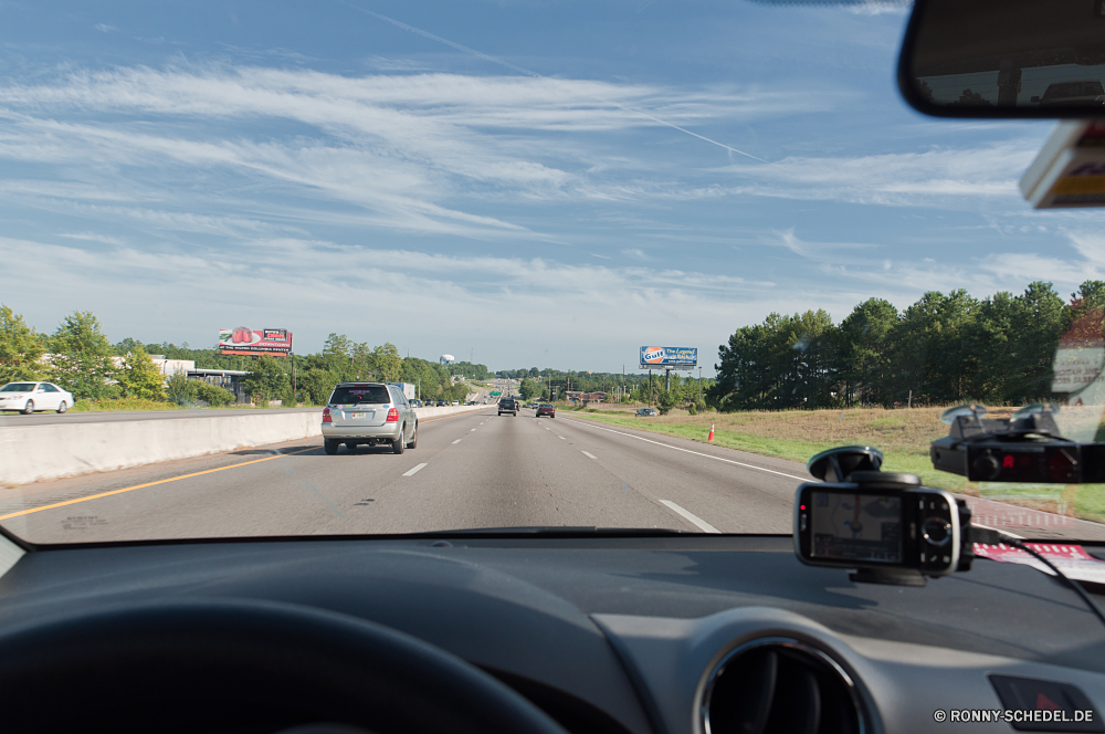 Auf in den Süden Schnellstraße Straße Auto Autobahn Asphalt Laufwerk Transport Geschwindigkeit Himmel Landschaft Reisen Bewegung Horizont Verkehr Autobahn Strecke Reise schnell fahren Verkehr Fahrzeug Auto Auto Art und Weise Entwicklung des ländlichen Reise Wolken Kurve Wolke Linie Straße Berg Land Perspektive Bewegung im freien Rad Szenerie im freien Verschieben leere Autobahn landschaftlich Berge Hügel Ziel Spur LKW Sommer Wiese Richtung Weichzeichnen Feld Landschaft Speedway Kfz Gras Baum bewölkt Freiheit Sonne außerhalb Tag Wetter Asphalt voran Urlaub Wald Pfad Szene Scheibenwischer Bäume Motor sonnig Licht Wüste hell Land Umgebung Zeichen Gerät mechanisches Gerät Autos Reise Treiber Fracht hoch Rennen Spiegel Sitz Biegung Autobahn gerade Cabrio Entfernung verschwommen Wolkengebilde horizontale friedliche Herbst moderne Glas niemand expressway road car highway asphalt drive transportation speed sky landscape travel motion horizon transport freeway route journey fast driving traffic vehicle auto automobile way rural trip clouds curve cloud line street mountain country perspective movement outdoors wheel scenery outdoor moving empty motorway scenic mountains hill destination lane truck summer meadow direction blur field countryside speedway motor vehicle grass tree cloudy freedom sun outside day weather tarmac ahead vacation forest path scene windshield wiper trees motor sunny light desert bright land environment sign device mechanical device cars voyage driver cargo high race mirror seat bend interstate straight convertible distance blurred cloudscape horizontal peaceful autumn modern glass nobody