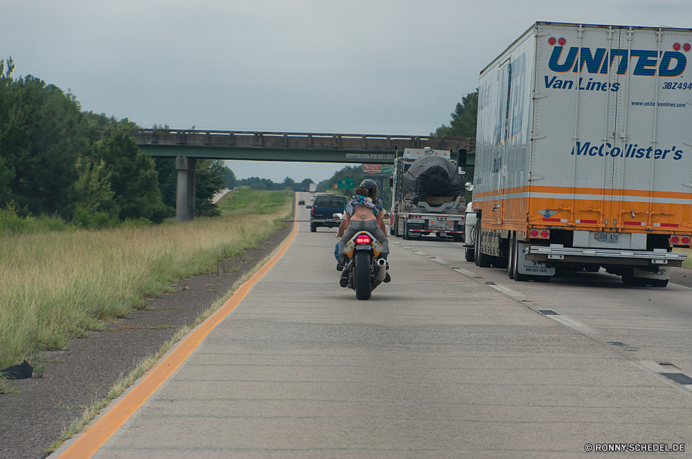 Clearly Overdressed Schnellstraße Straße Autobahn Transport Himmel LKW Reisen Verkehr Auto Fahrzeug Verkehr Laufwerk Asphalt Fracht Straße LKW Landschaft Geschwindigkeit Wolken Industrie Lieferung Versand fahren Anhänger Fracht Bewegung Sommer Entwicklung des ländlichen Auto Reise Stadt Landschaft Auto Berg Autobahn Autobahn Strecke Industrielle schwere Land schnell Linie Feld landschaftlich Reise Container Wetter Verschieben Art und Weise Wolke Gras Autobahn Horizont Treiber im freien Geschäft bewölkt Szenerie LKW-Transport Autos Urban Wald Szene Perspektive Land Zeichen Urlaub Diesel Kurve Tag Richtung lange Licht Bäume logistische Logistik van Architektur sonnig Verschieben Schiff Stadtansicht Rad Weichzeichnen Stadt Ausrüstung Sonne Fluss expressway road highway transportation sky truck travel transport car vehicle traffic drive asphalt cargo street lorry landscape speed clouds industry delivery shipping driving trailer freight motion summer rural auto trip city countryside automobile mountain motorway freeway route industrial heavy country fast line field scenic journey container weather move way cloud grass interstate horizon driver outdoors business cloudy scenery trucking cars urban forest scene perspective land sign vacation diesel curve day direction long light trees logistic logistics van architecture sunny moving ship cityscape wheel blur town equipment sun river