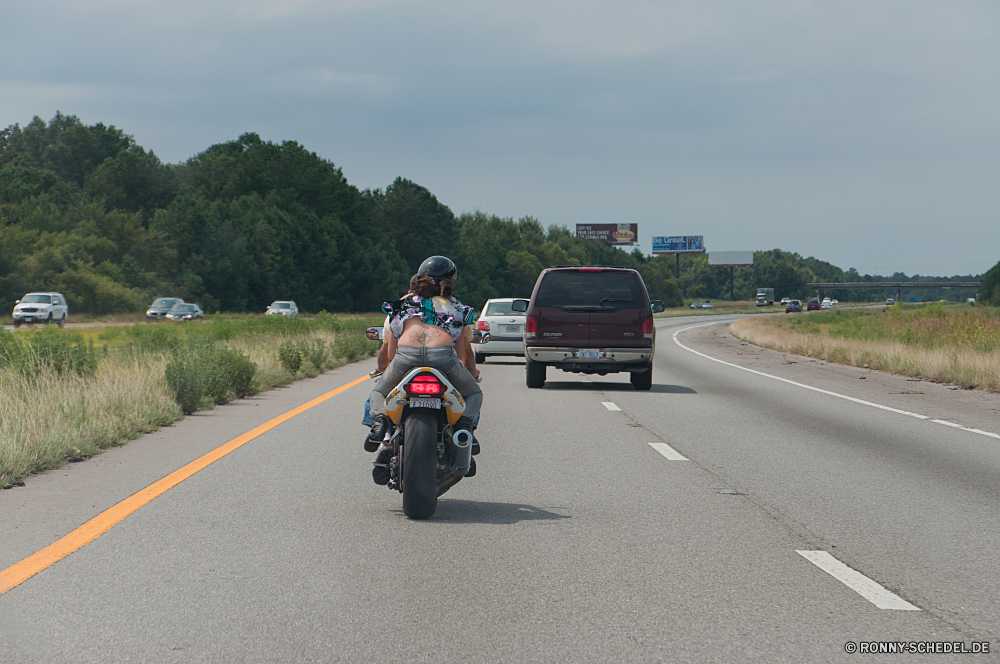 Clearly Overdressed Schnellstraße Straße Autobahn Reisen Landschaft Asphalt Auto Transport Geschwindigkeit Himmel Laufwerk Entwicklung des ländlichen Straße Reise Verkehr Reise Fahrzeug fahren Motorrad Berge im freien Verkehr Strecke Wolken Autobahn Horizont Land Motor Landschaft Auto Berg Sommer schnell landschaftlich Kurve Fahrrad Bewegung im freien Auto Linie Spur Biegung Bewegung leere Motorrad Gras Bäume Art und Weise Baum Wald Helm Szene Ziel sonnig Fahrbahn Szenerie Autos Urlaub Motor Rennen Rad Richtung Wolke Tag Freiheit Feld Park Öffnen Asphalt Autobahn Fahrt Track Verschieben Sport Urlaub Zeichen Linien voran Abenteuer Perspektive Hügel Wüste Wiese Erholung Sonne Straßen Pflaster Menschen Entfernung außerhalb Land lange Herbst expressway road highway travel landscape asphalt car transportation speed sky drive rural street journey transport trip vehicle driving motorcycle mountains outdoors traffic route clouds freeway horizon country motor countryside auto mountain summer fast scenic curve bike motion outdoor automobile line lane bend movement empty motorbike grass trees way tree forest helmet scene destination sunny roadway scenery cars vacation engine race wheel direction cloud day freedom field park open tarmac motorway ride track moving sport holiday sign lines ahead adventure perspective hill desert meadow recreation sun roads pavement people distance outside land long autumn